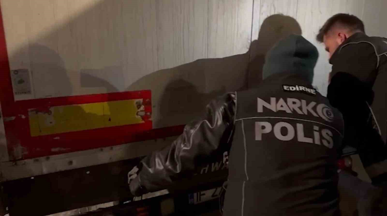 Bakan Yerlikaya: "220,7 kilogram kokain ve 69 kilogram skunk ele geçirildi"
