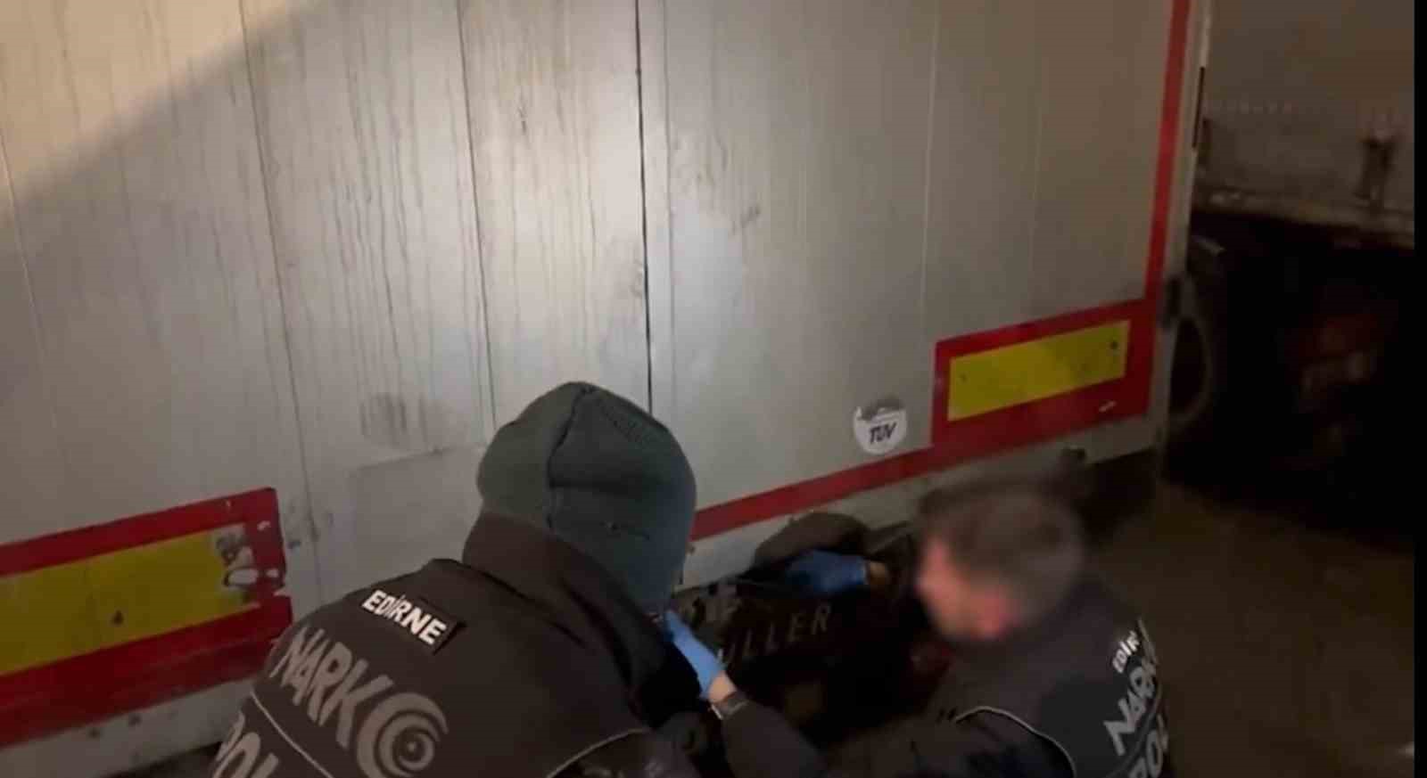 Bakan Yerlikaya: "220,7 kilogram kokain ve 69 kilogram skunk ele geçirildi"
