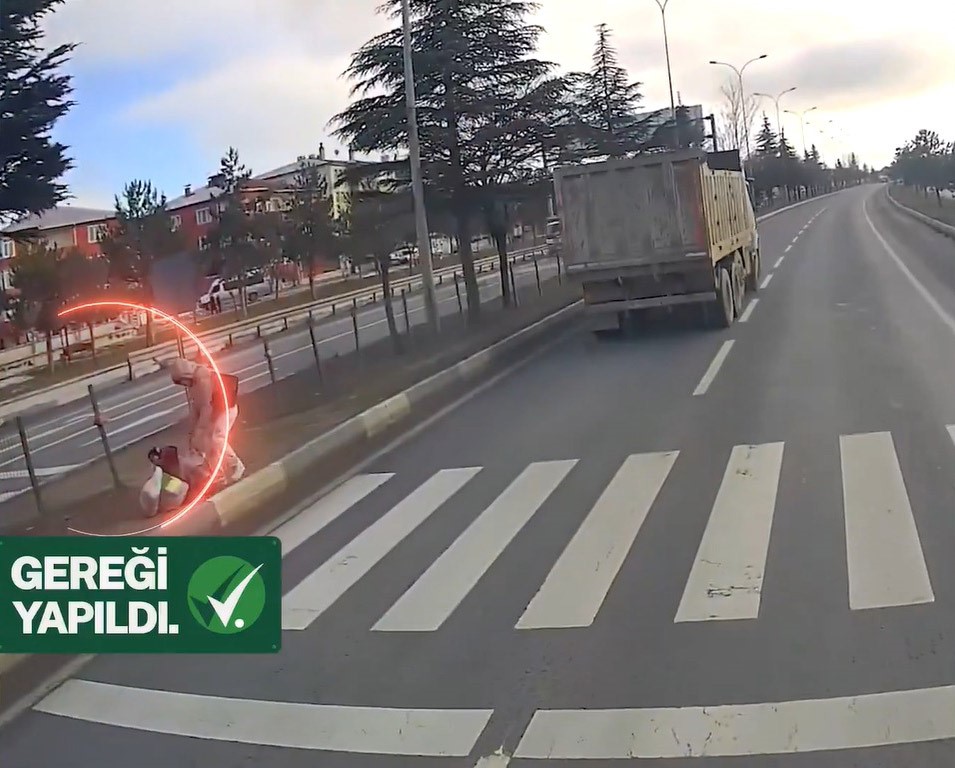 Bakan Yerlikaya duyurdu: Kütahya’da yaya önceliğini hiçe sayan kamyon sürücüsüne ceza
Bakan Yerlikaya duyurdu: Kütahya’da yaya önceliğini hiçe sayan kamyon sürücüsüne ceza
