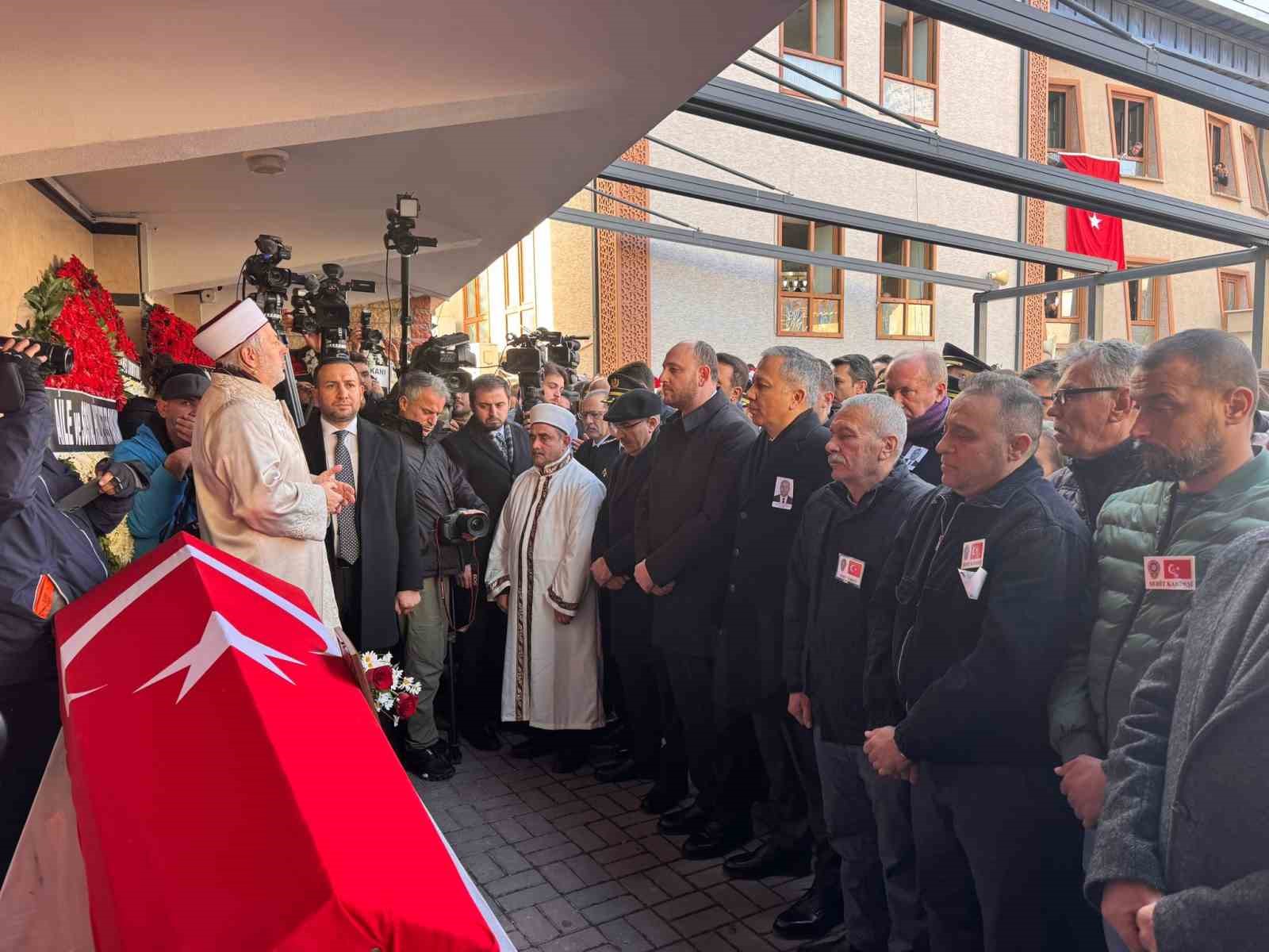 Bakan Yerlikaya, Yalova’da şehit cenazesine katıldı
