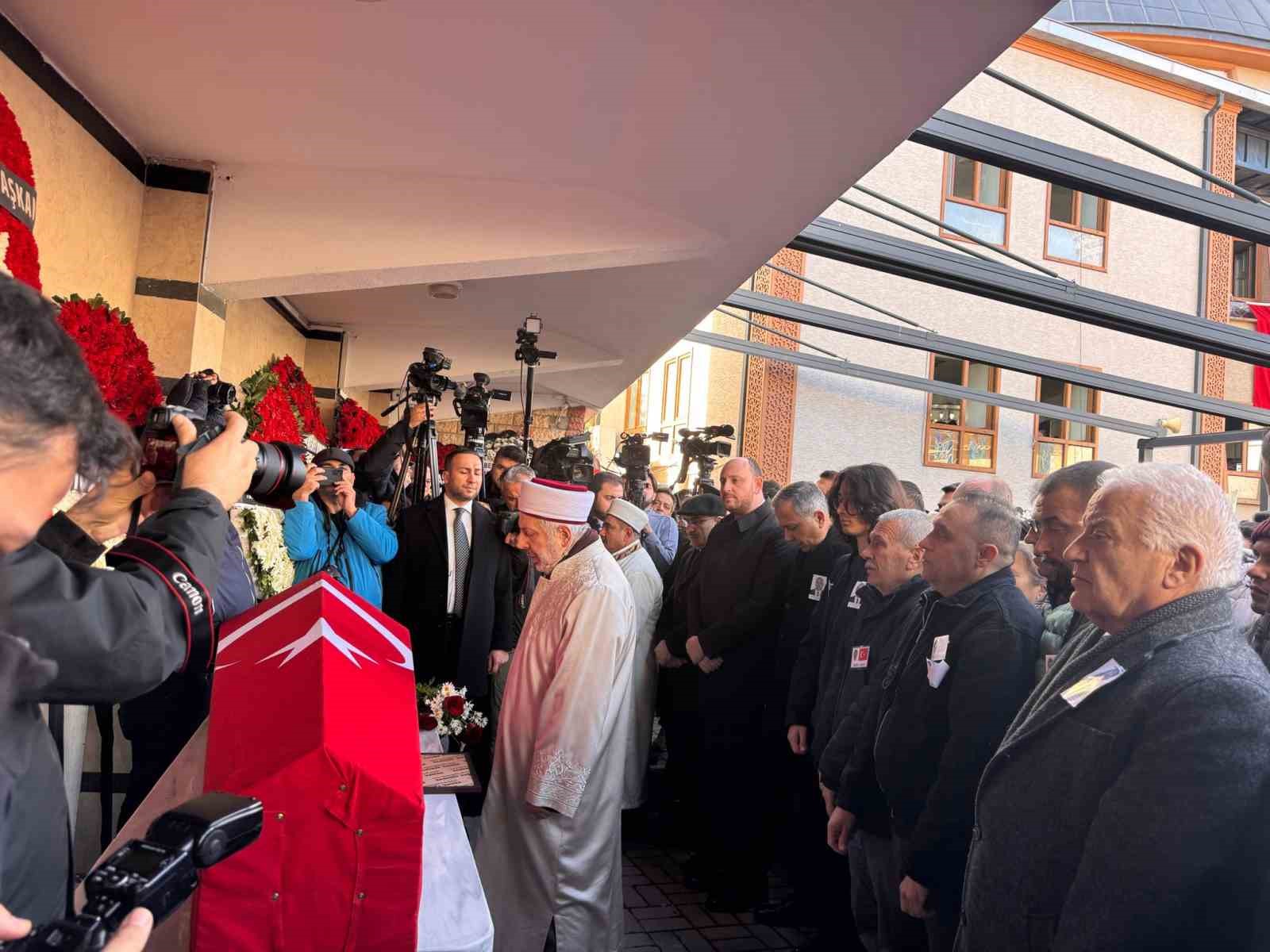 Bakan Yerlikaya, Yalova’da şehit cenazesine katıldı
