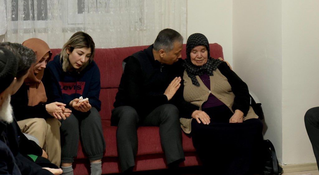 Bakan Yerlikaya, Yalova’da şehit polis Yasin Koçyiğit’in ailesini ziyaret etti
