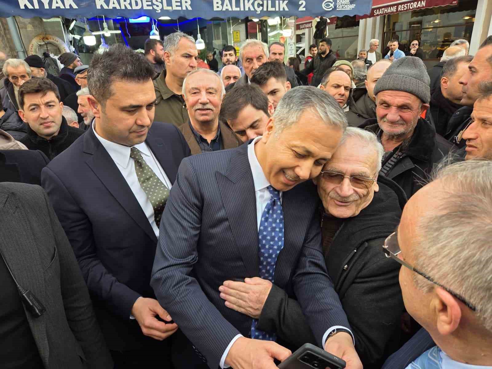Bakan Yerlikaya’dan emekliye: "Sizlerin gönlünü kazanacağız"
Bakan Yerlikaya’dan emekliye: "Sizlerin gönlünü kazanacağız"
