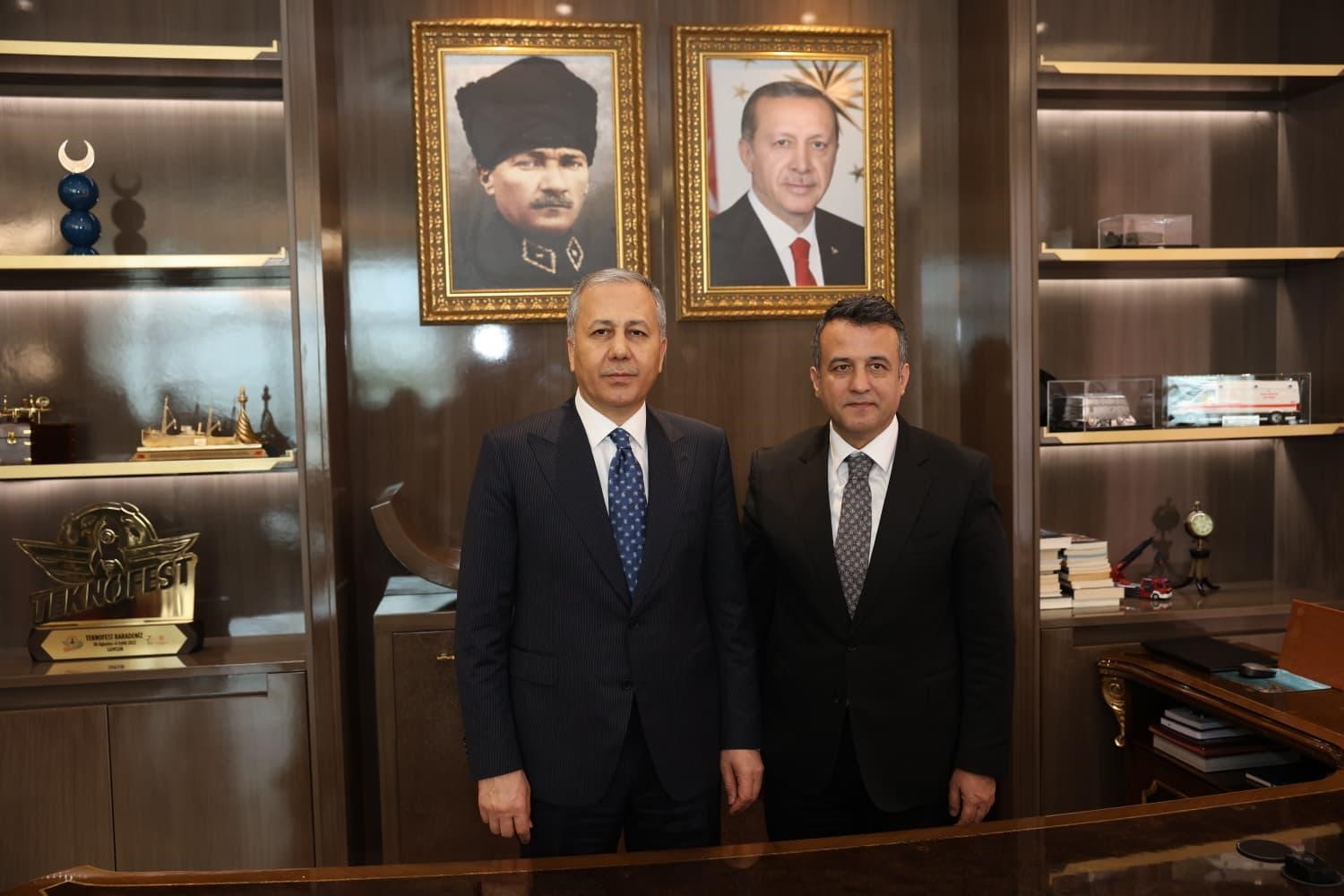 Bakan Yerlikaya’dan emekliye: "Sizlerin gönlünü kazanacağız"
Bakan Yerlikaya’dan emekliye: "Sizlerin gönlünü kazanacağız"