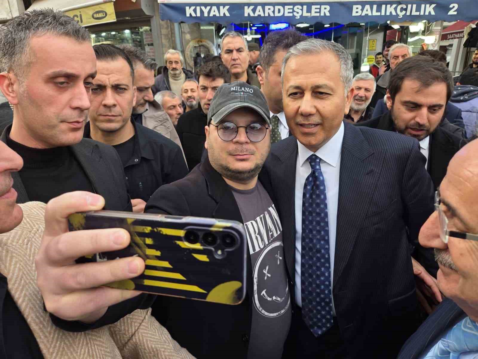 Bakan Yerlikaya’dan emekliye: "Sizlerin gönlünü kazanacağız"
Bakan Yerlikaya’dan emekliye: "Sizlerin gönlünü kazanacağız"