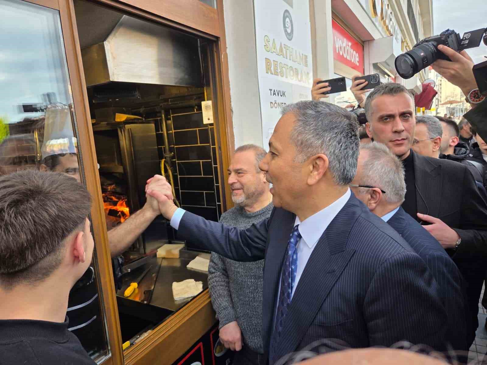 Bakan Yerlikaya’dan emekliye: "Sizlerin gönlünü kazanacağız"
Bakan Yerlikaya’dan emekliye: "Sizlerin gönlünü kazanacağız"