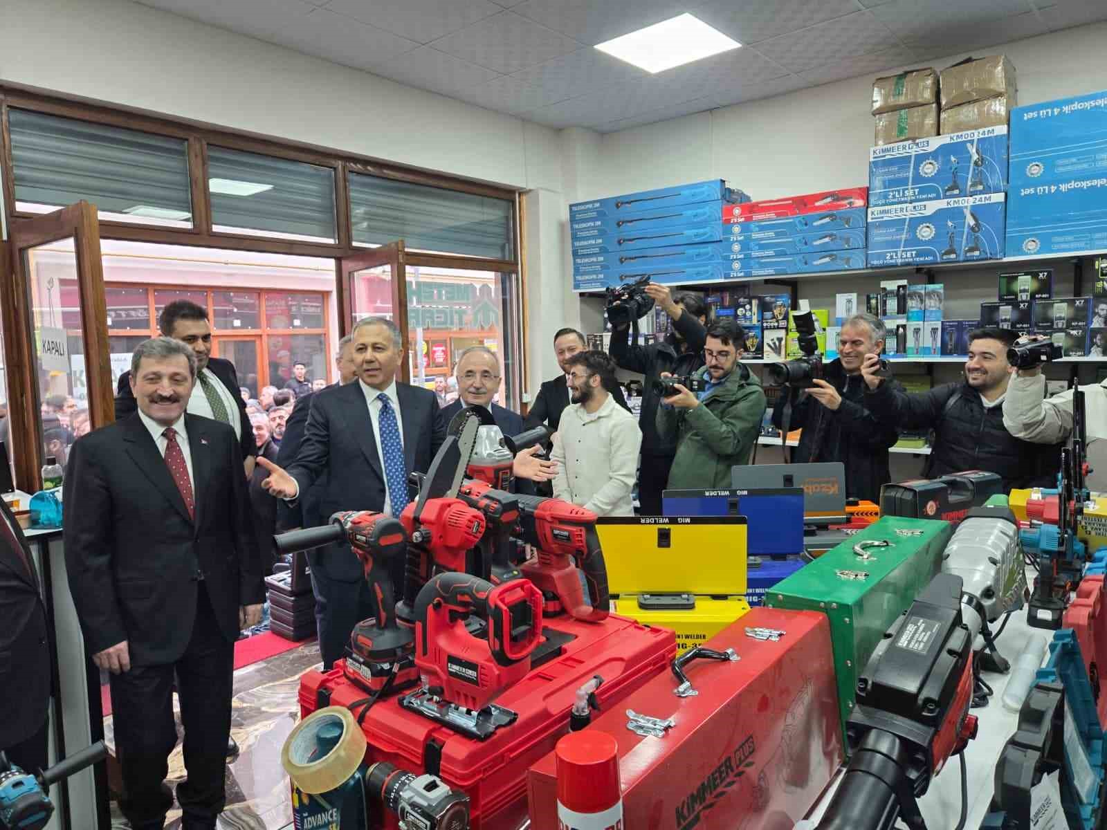 Bakan Yerlikaya’dan emekliye: "Sizlerin gönlünü kazanacağız"
Bakan Yerlikaya’dan emekliye: "Sizlerin gönlünü kazanacağız"