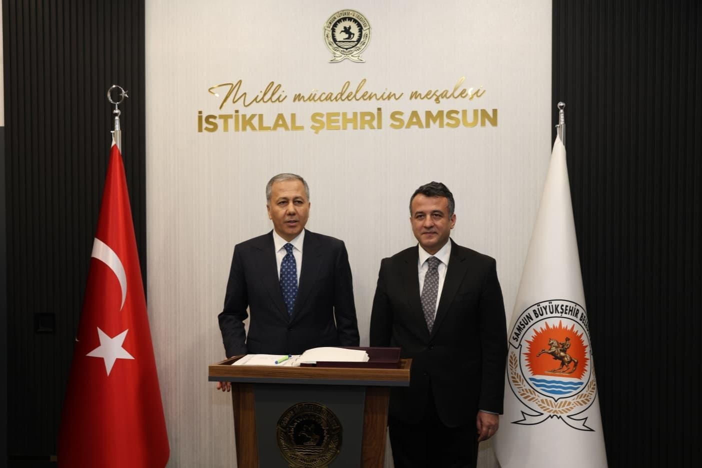 Bakan Yerlikaya’dan emekliye: "Sizlerin gönlünü kazanacağız"
Bakan Yerlikaya’dan emekliye: "Sizlerin gönlünü kazanacağız"