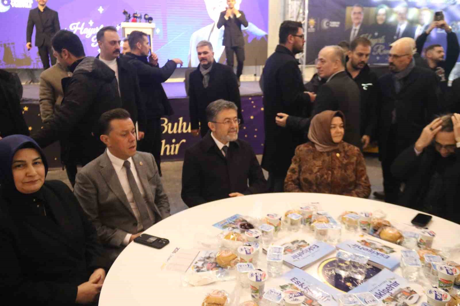 Bakan Yumaklı: "23 yılda Eskişehir’e 80 milyarlık yatırım yaptık"
Bakan Yumaklı: "23 yılda Eskişehir’e 80 milyarlık yatırım yaptık"