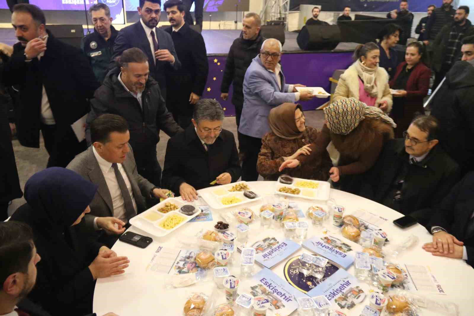 Bakan Yumaklı: "23 yılda Eskişehir’e 80 milyarlık yatırım yaptık"
Bakan Yumaklı: "23 yılda Eskişehir’e 80 milyarlık yatırım yaptık"