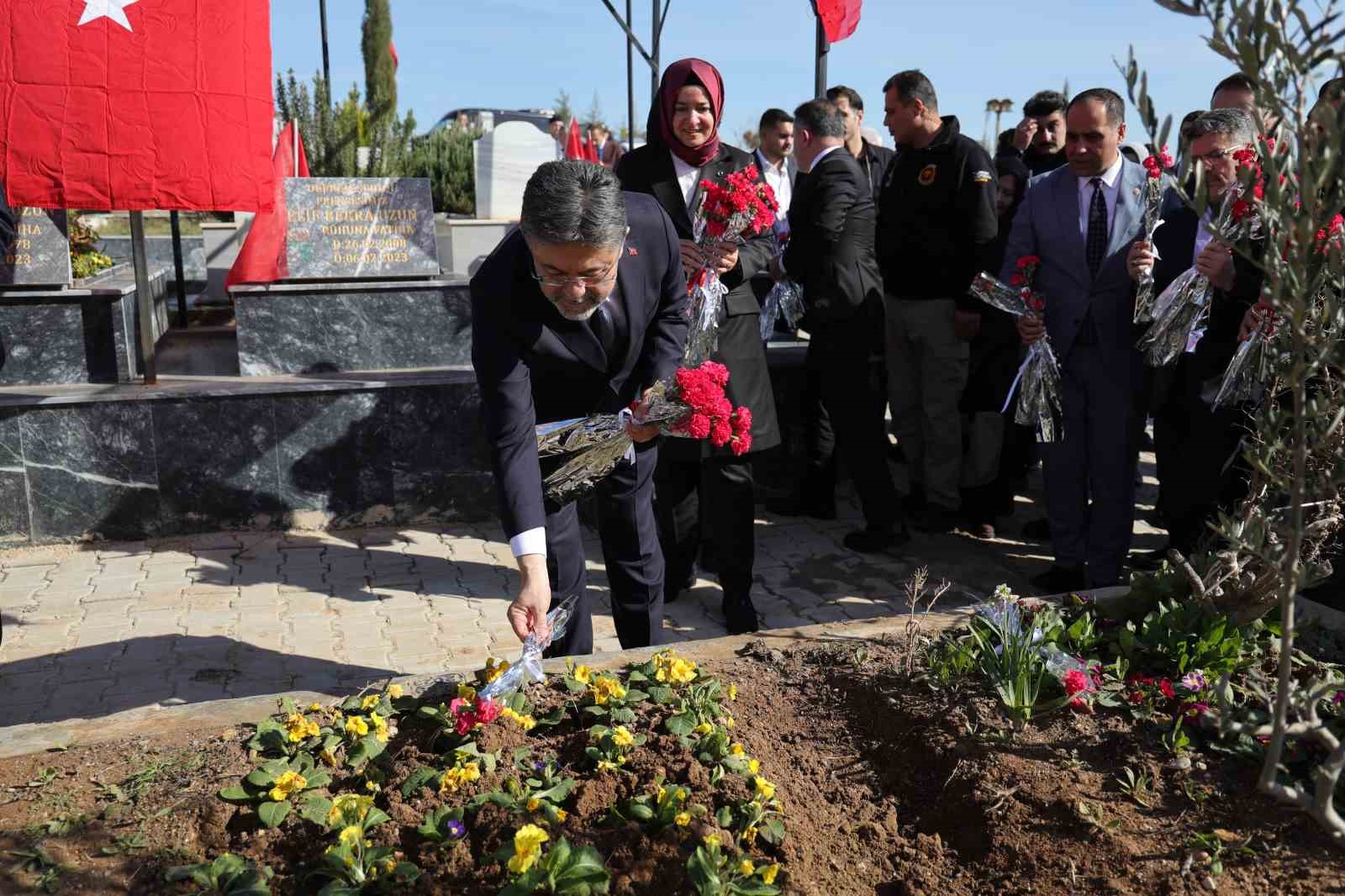 Bakan Yumaklı, deprem şehitlerinin kabirlerini ziyaret etti

