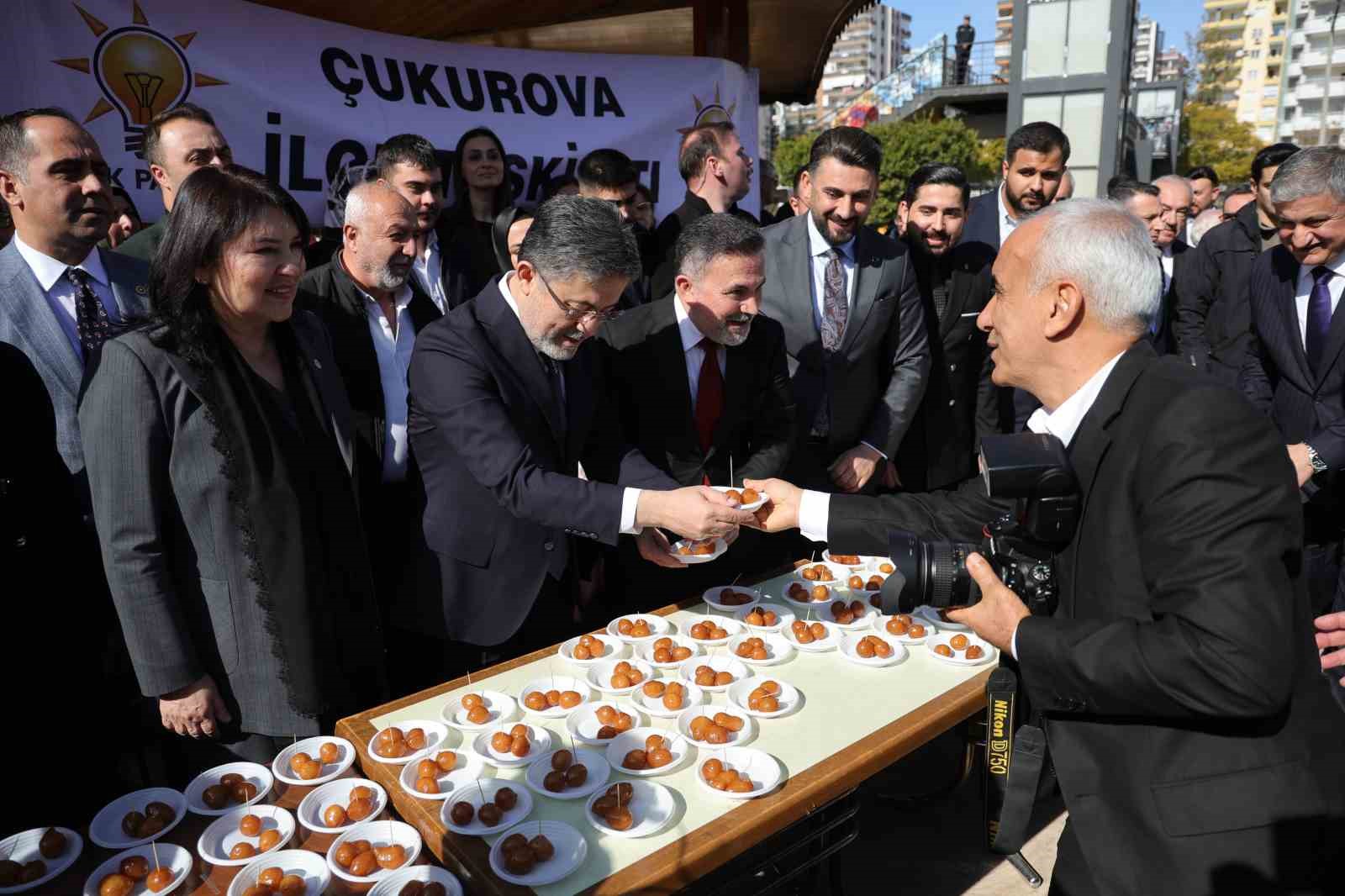 Bakan Yumaklı, deprem şehitlerinin kabirlerini ziyaret etti
