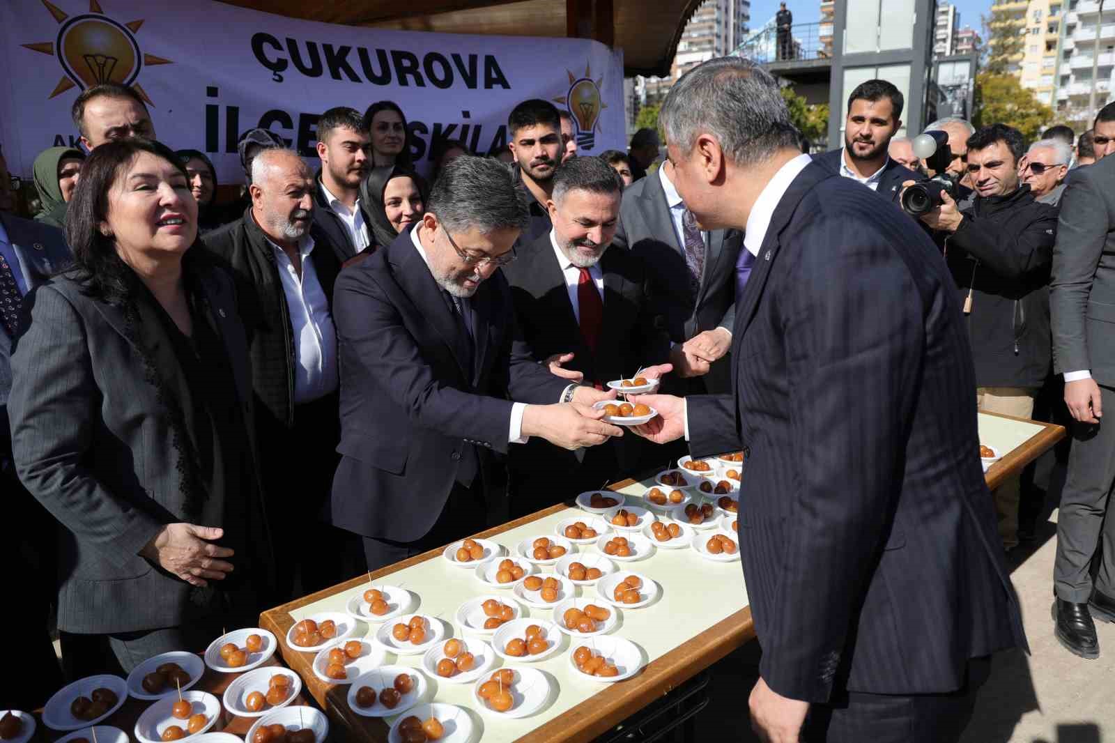 Bakan Yumaklı, deprem şehitlerinin kabirlerini ziyaret etti
