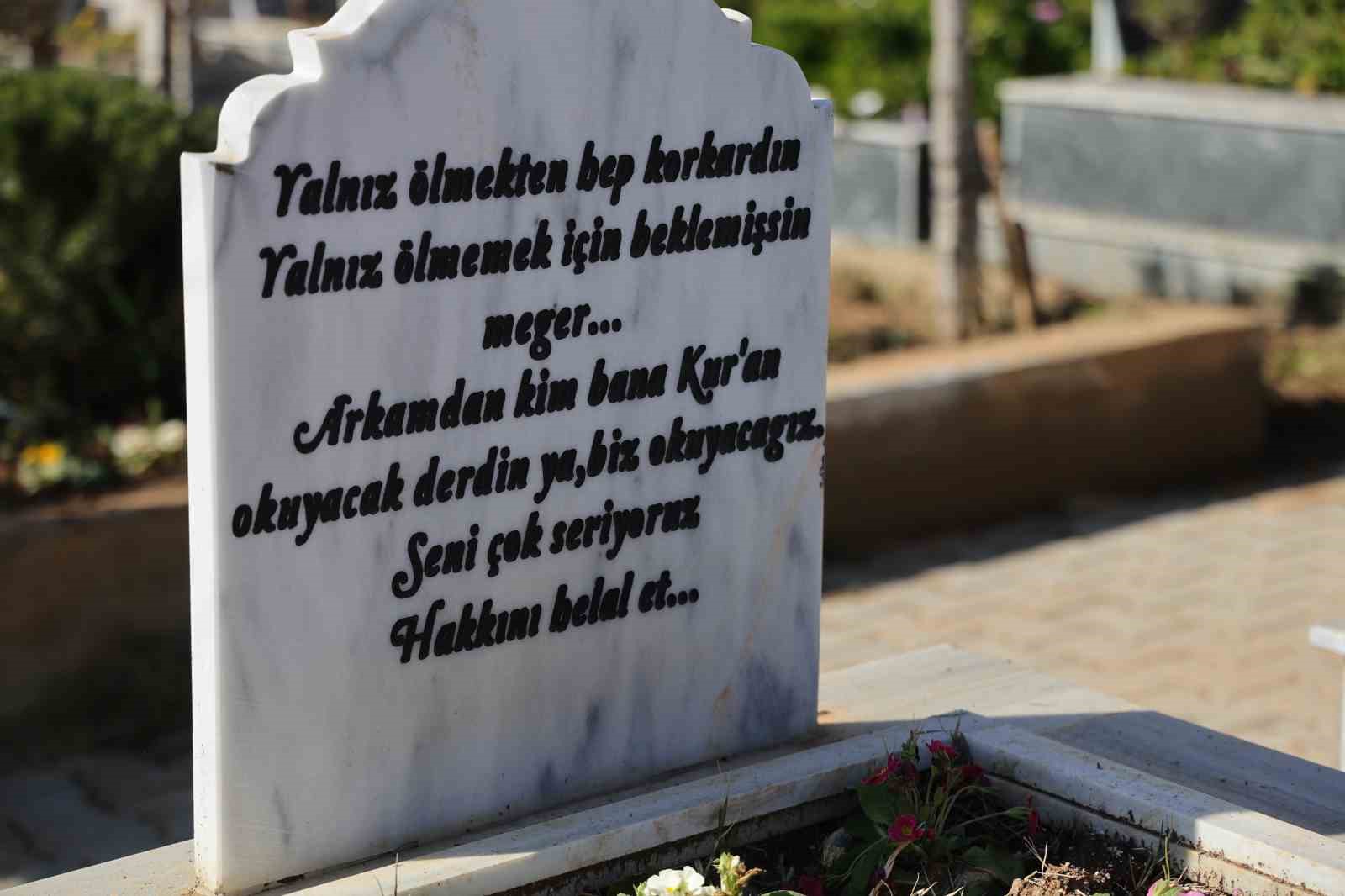 Bakan Yumaklı, deprem şehitlerinin kabirlerini ziyaret etti

