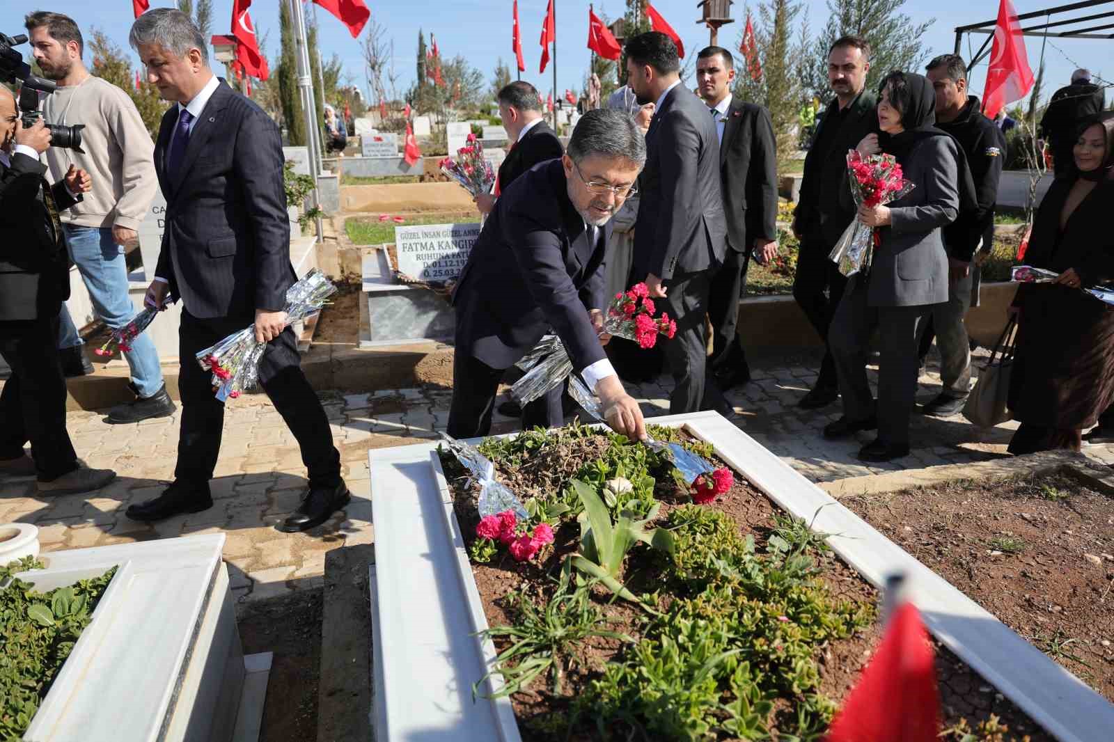 Bakan Yumaklı, deprem şehitlerinin kabirlerini ziyaret etti
