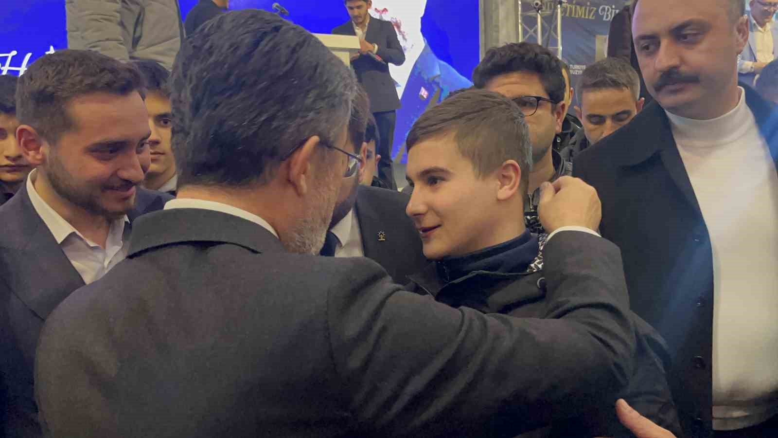 Bakan Yumaklı, gençlerle birlikte "Kabe’de Hacılar" ilahisini söyledi
