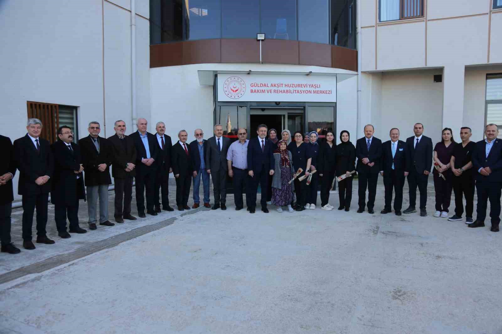 Bakan Yumaklı, huzurevindeki kadınların 8 Mart Dünya Kadınlar Günü’nü kutladı
