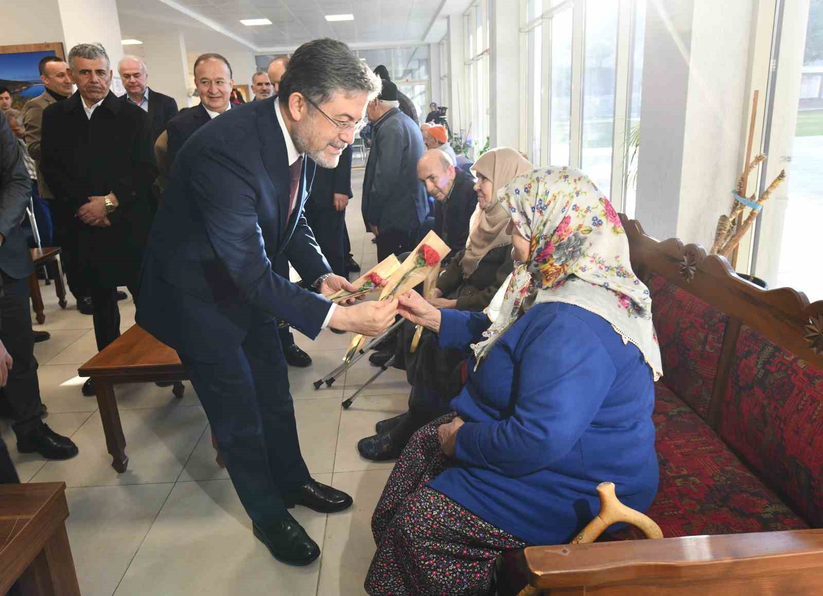 Bakan Yumaklı, huzurevindeki kadınların 8 Mart Dünya Kadınlar Günü’nü kutladı
