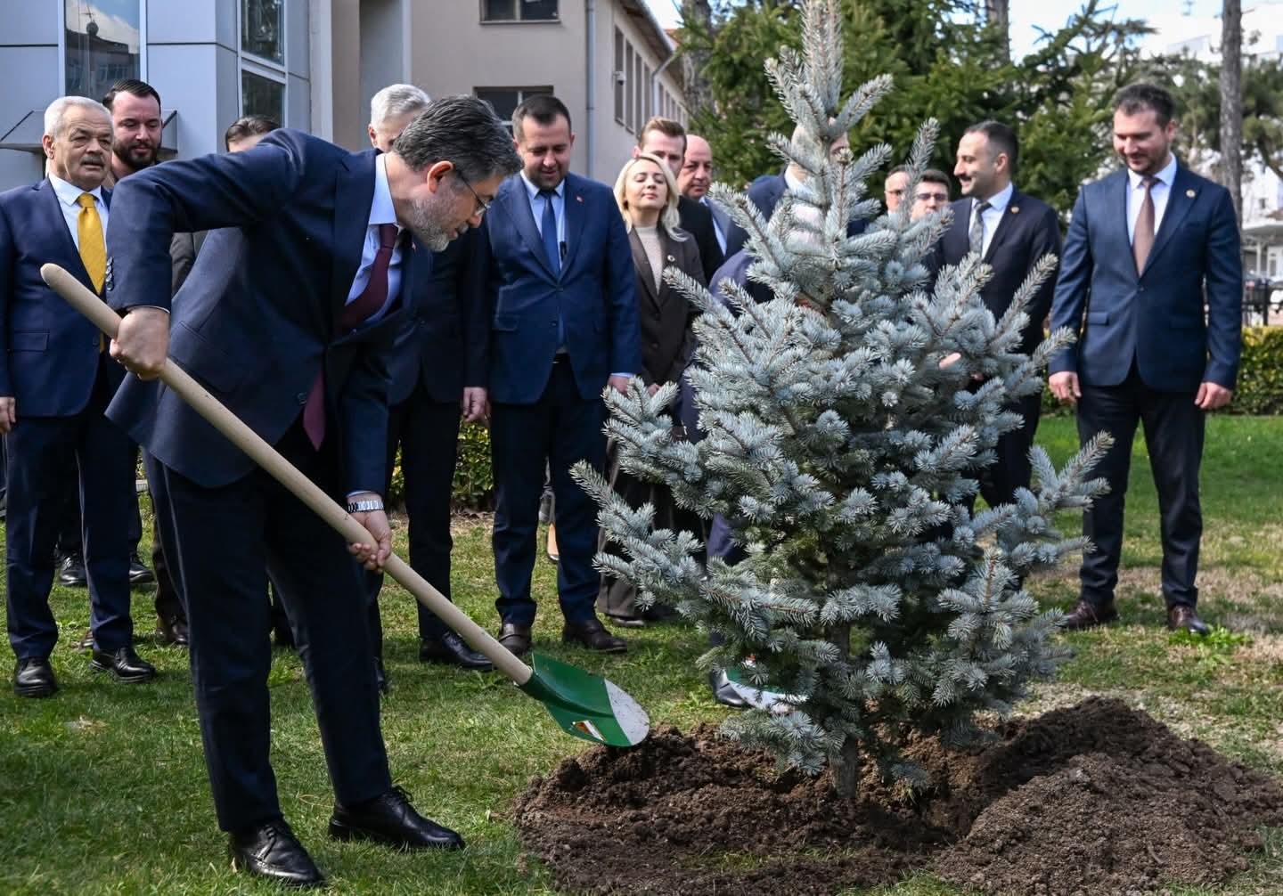 Bakan Yumaklı Kırklareli Valiliği bahçesine fidan dikti
