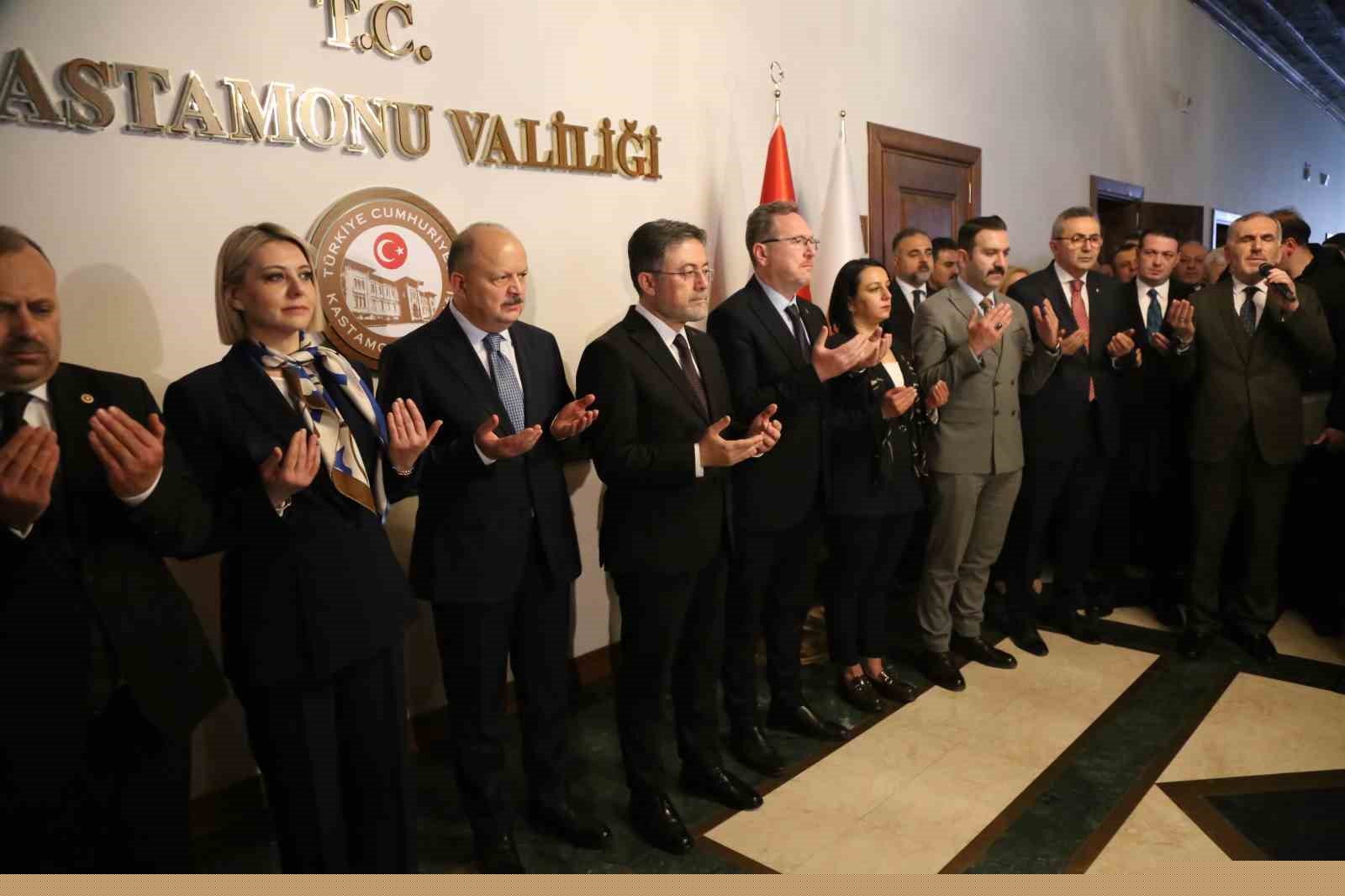 Bakan Yumaklı memleketi Kastamonu’da vatandaşlarla bayramlaştı
