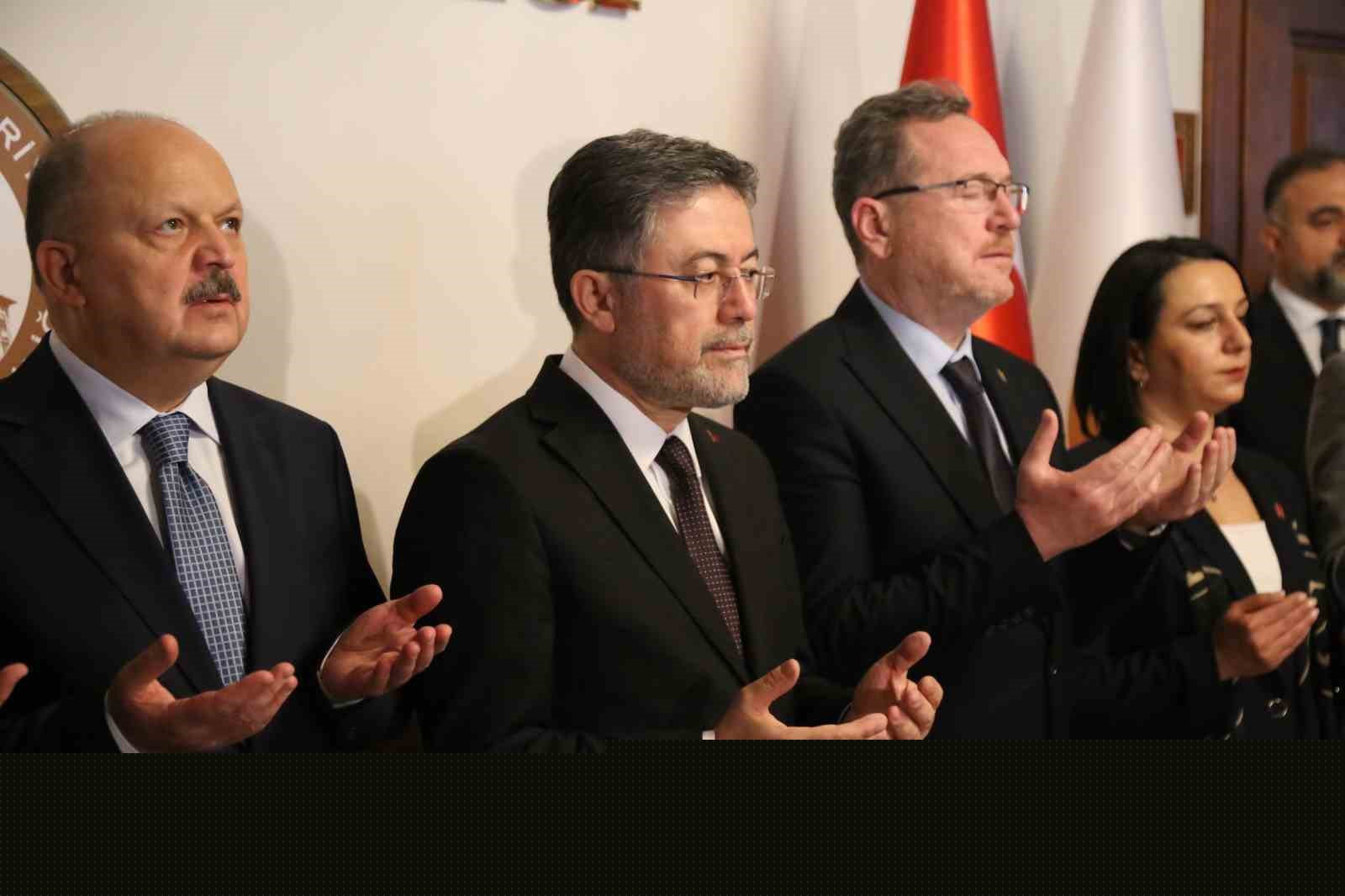 Bakan Yumaklı memleketi Kastamonu’da vatandaşlarla bayramlaştı
