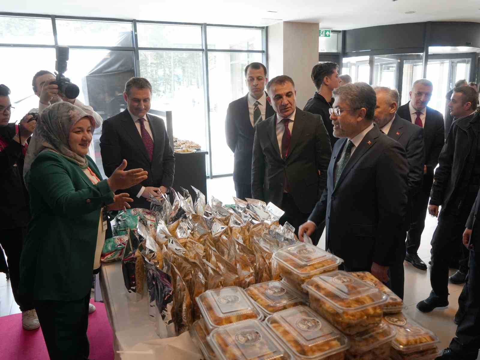 Bakan Yumaklı’dan zirai don açıklaması: "Geneli itibarıyla bir zirai don hadisesi yaşanmadı"
Bakan Yumaklı’dan zirai don açıklaması: "Geneli itibarıyla bir zirai don hadisesi yaşanmadı"