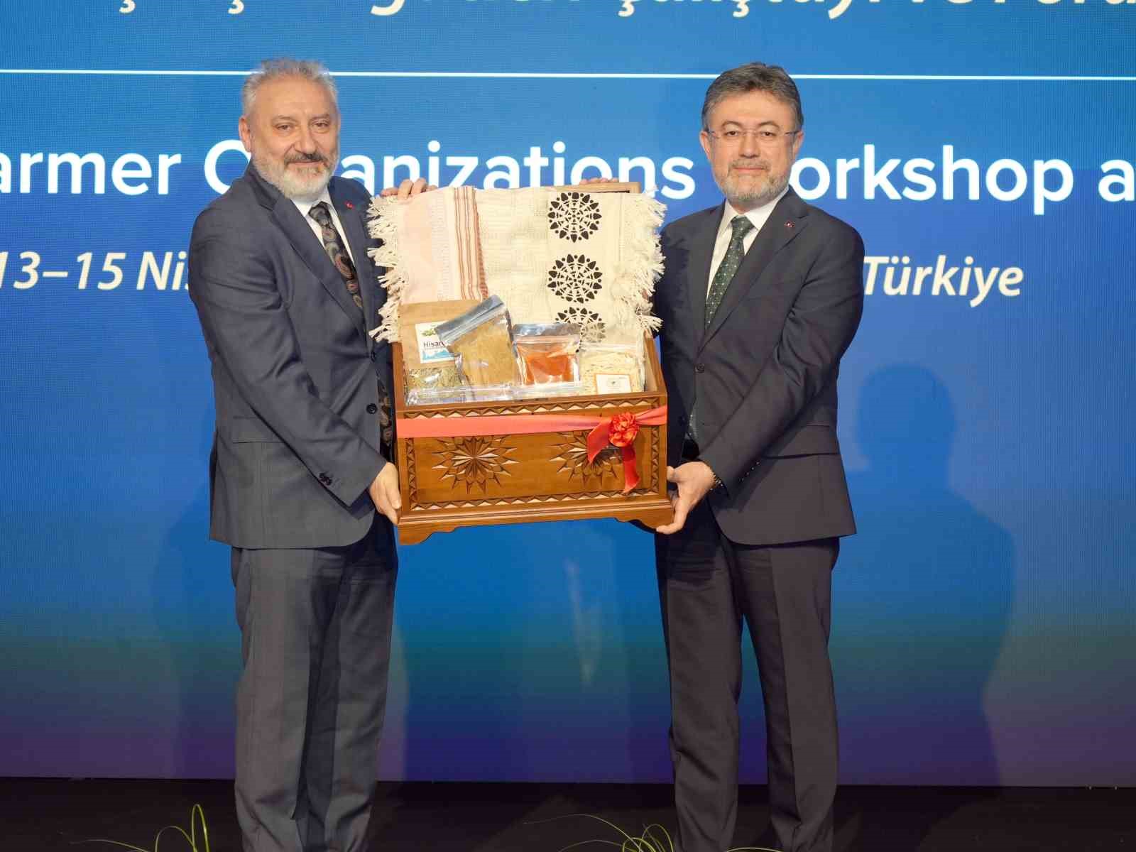 Bakan Yumaklı’dan zirai don açıklaması: "Geneli itibarıyla bir zirai don hadisesi yaşanmadı"
Bakan Yumaklı’dan zirai don açıklaması: "Geneli itibarıyla bir zirai don hadisesi yaşanmadı"