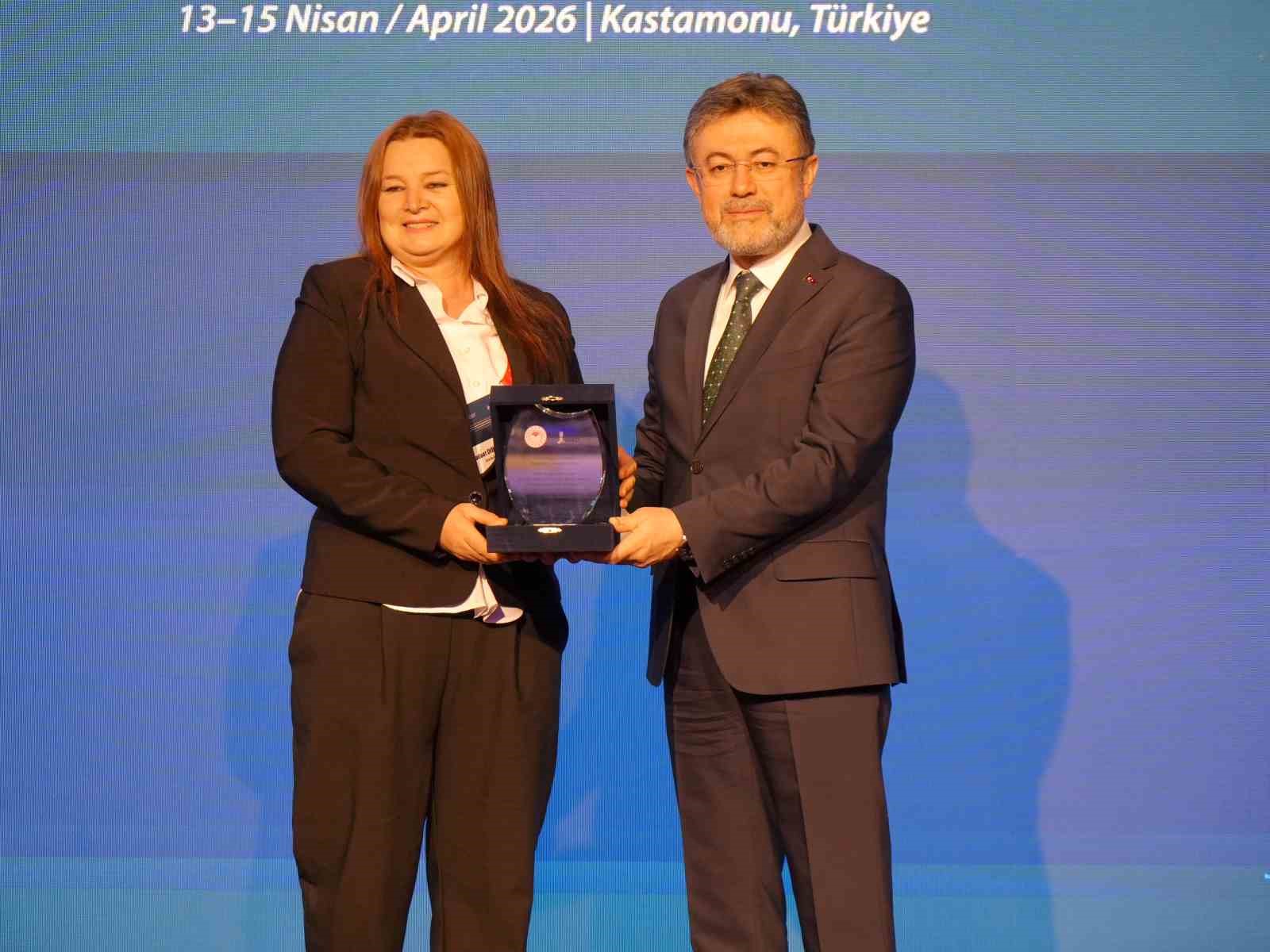 Bakan Yumaklı’dan zirai don açıklaması: "Geneli itibarıyla bir zirai don hadisesi yaşanmadı"
Bakan Yumaklı’dan zirai don açıklaması: "Geneli itibarıyla bir zirai don hadisesi yaşanmadı"