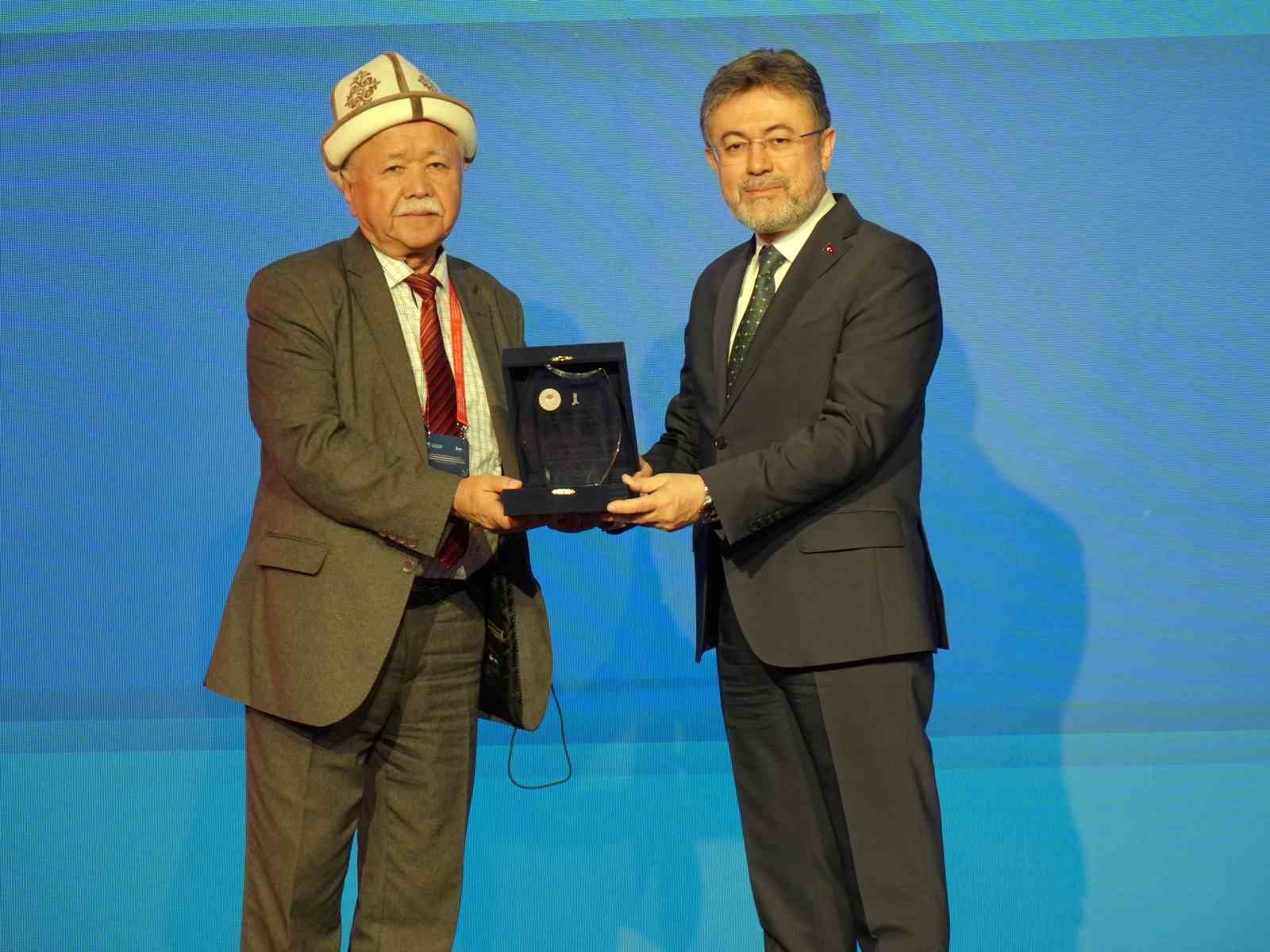 Bakan Yumaklı’dan zirai don açıklaması: "Geneli itibarıyla bir zirai don hadisesi yaşanmadı"
Bakan Yumaklı’dan zirai don açıklaması: "Geneli itibarıyla bir zirai don hadisesi yaşanmadı"