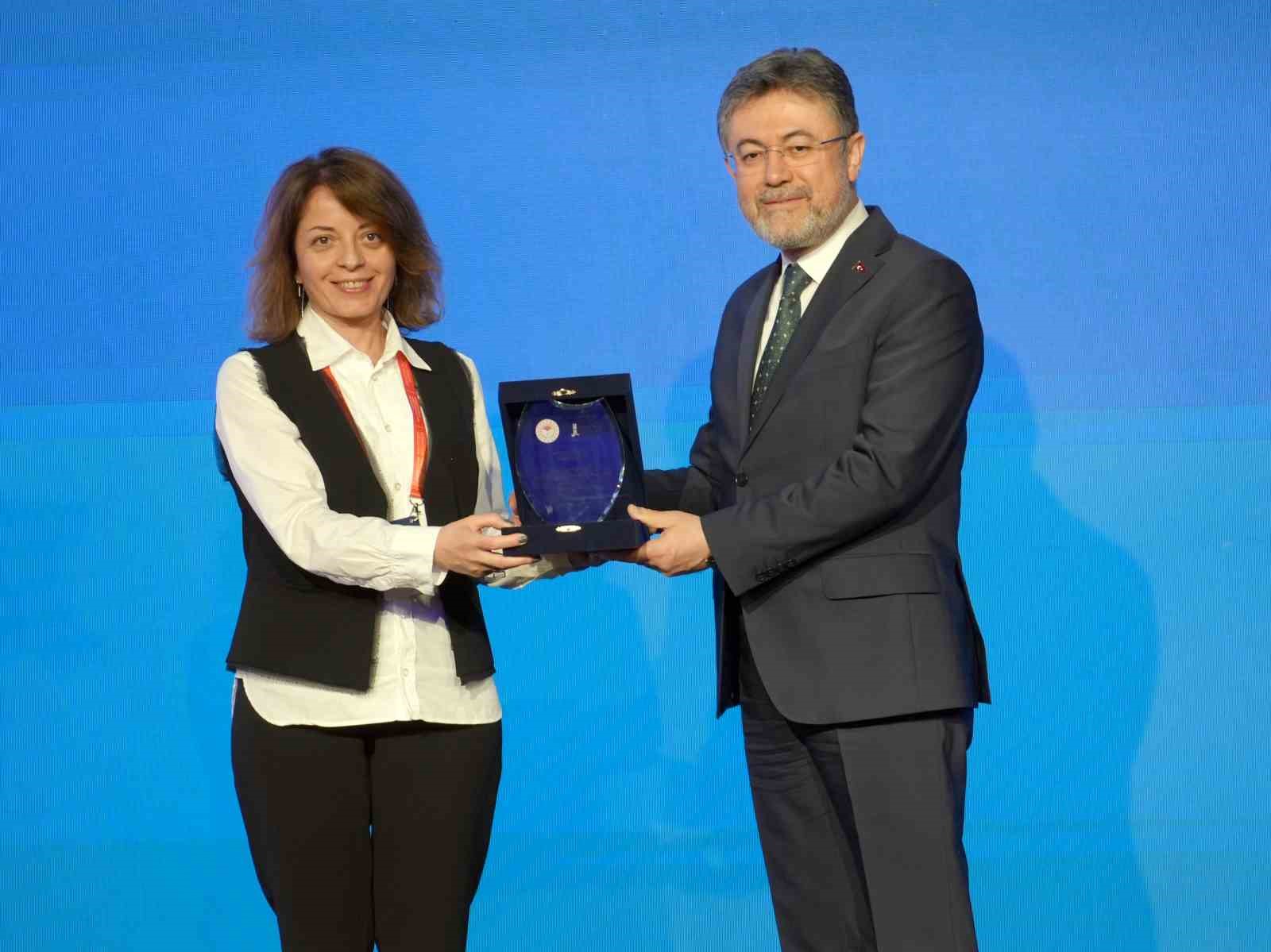 Bakan Yumaklı’dan zirai don açıklaması: "Geneli itibarıyla bir zirai don hadisesi yaşanmadı"
Bakan Yumaklı’dan zirai don açıklaması: "Geneli itibarıyla bir zirai don hadisesi yaşanmadı"