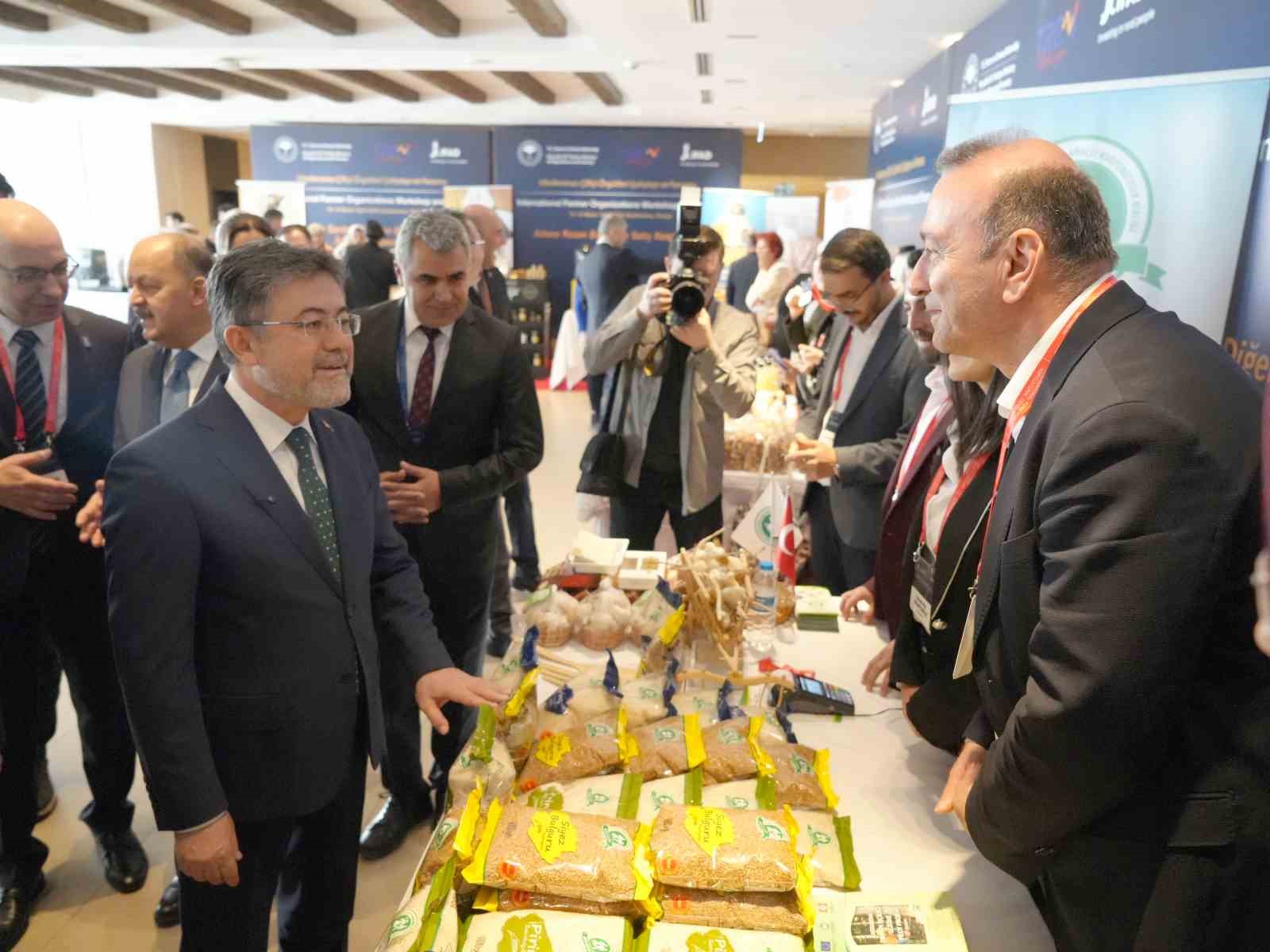 Bakan Yumaklı’dan zirai don açıklaması: "Geneli itibarıyla bir zirai don hadisesi yaşanmadı"
Bakan Yumaklı’dan zirai don açıklaması: "Geneli itibarıyla bir zirai don hadisesi yaşanmadı"