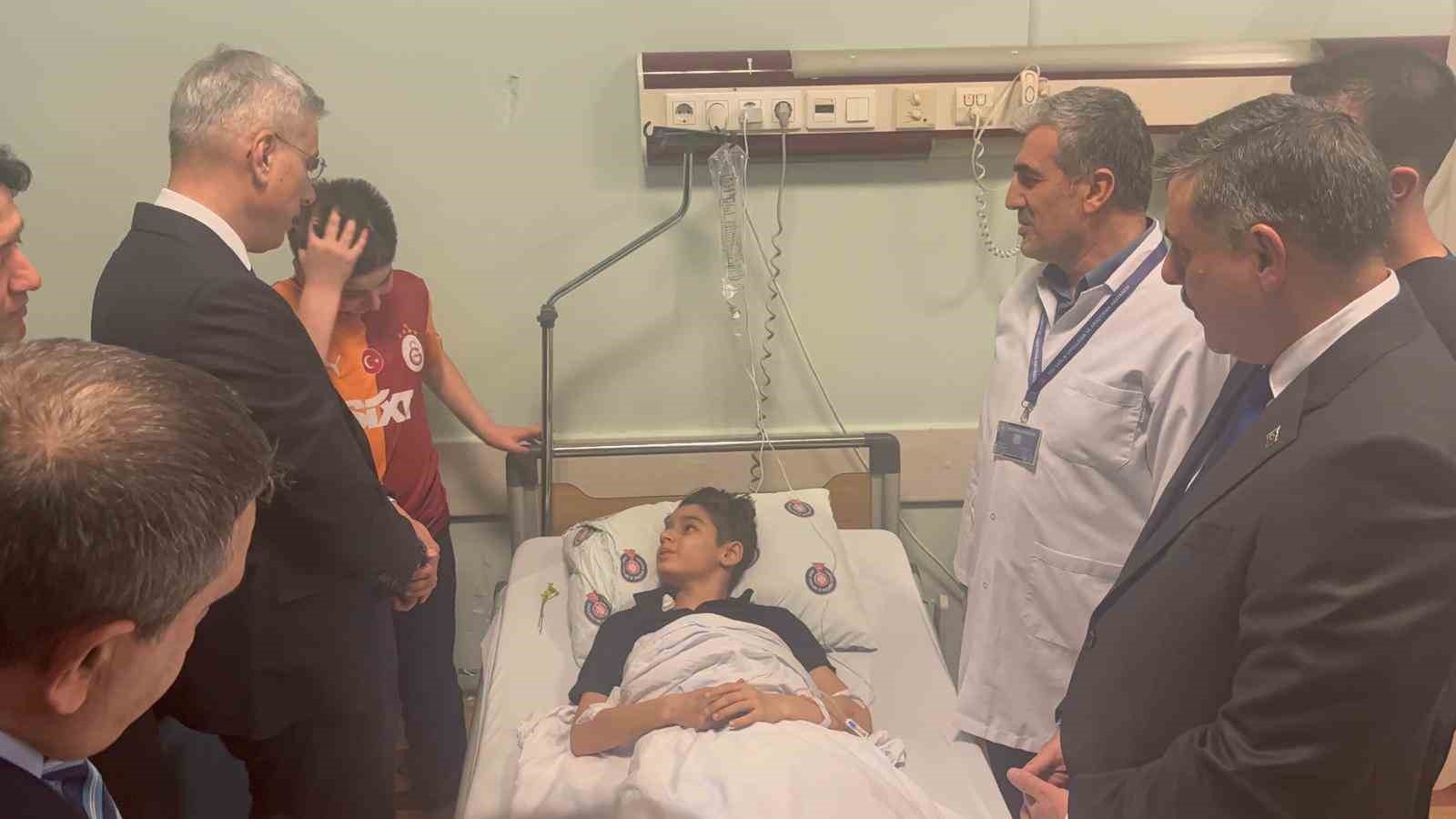 Bakanlar yaralı öğrencileri ziyaret etti
