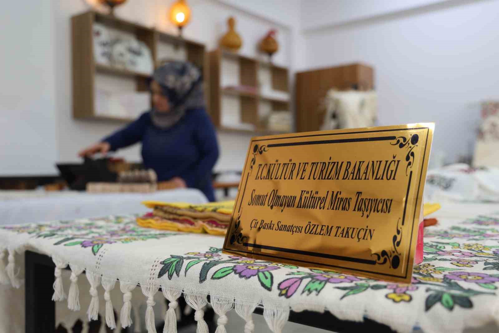 Bakanlıktan sanatçı belgesi alan usta, çit baskıyı geleceğe taşıyor
Bakanlıktan sanatçı belgesi alan usta, çit baskıyı geleceğe taşıyor