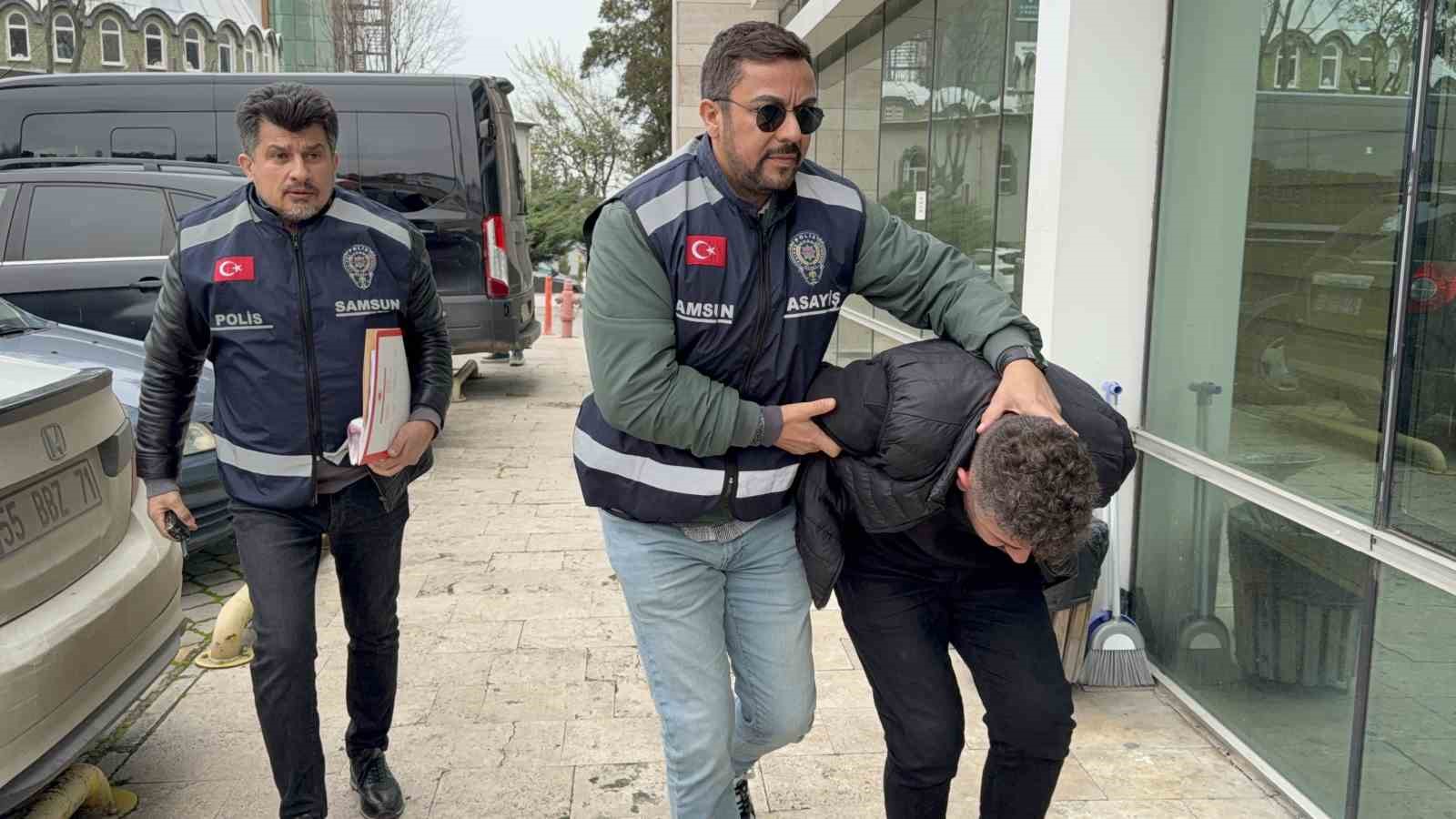 "Bakar mısın" tuzağı: Zinciri kapıp kaçtı, kameraya yakalandı
