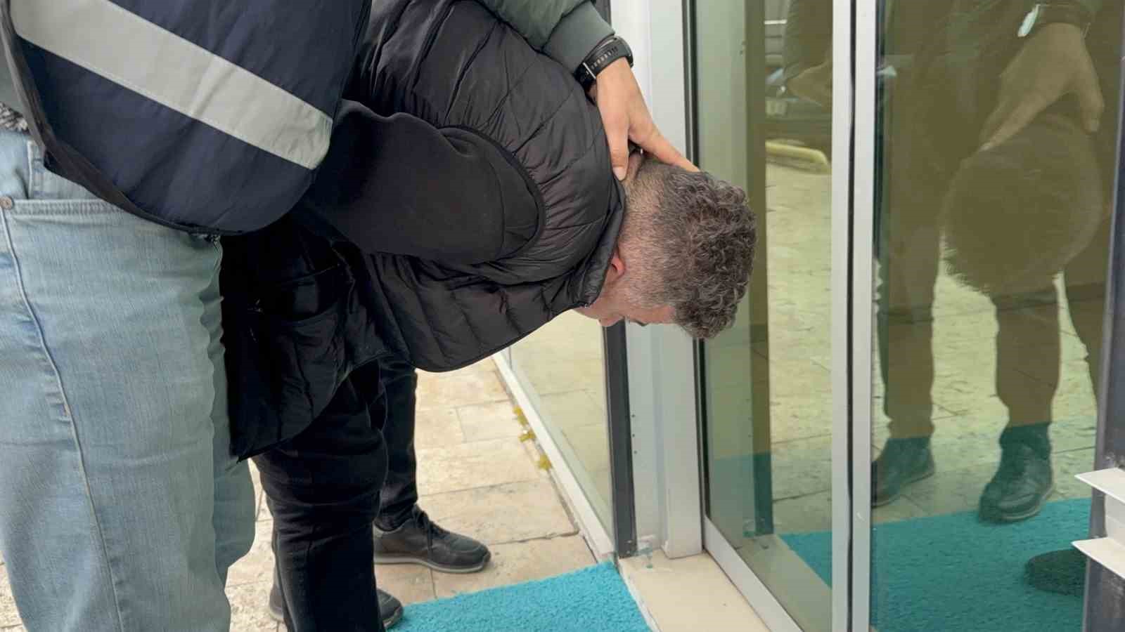 "Bakar mısın" tuzağı: Zinciri kapıp kaçtı, kameraya yakalandı
