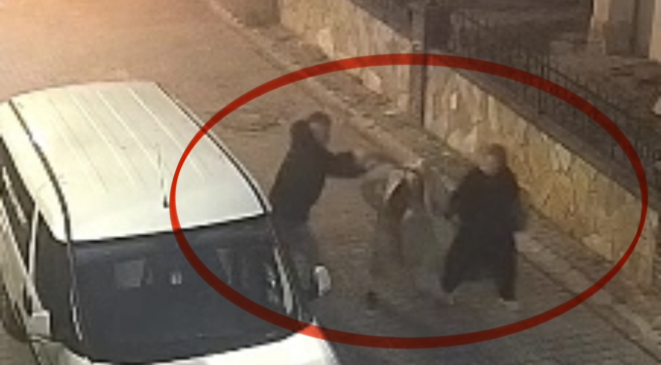 "Bakar mısın" tuzağı: Zinciri kapıp kaçtı, kameraya yakalandı
