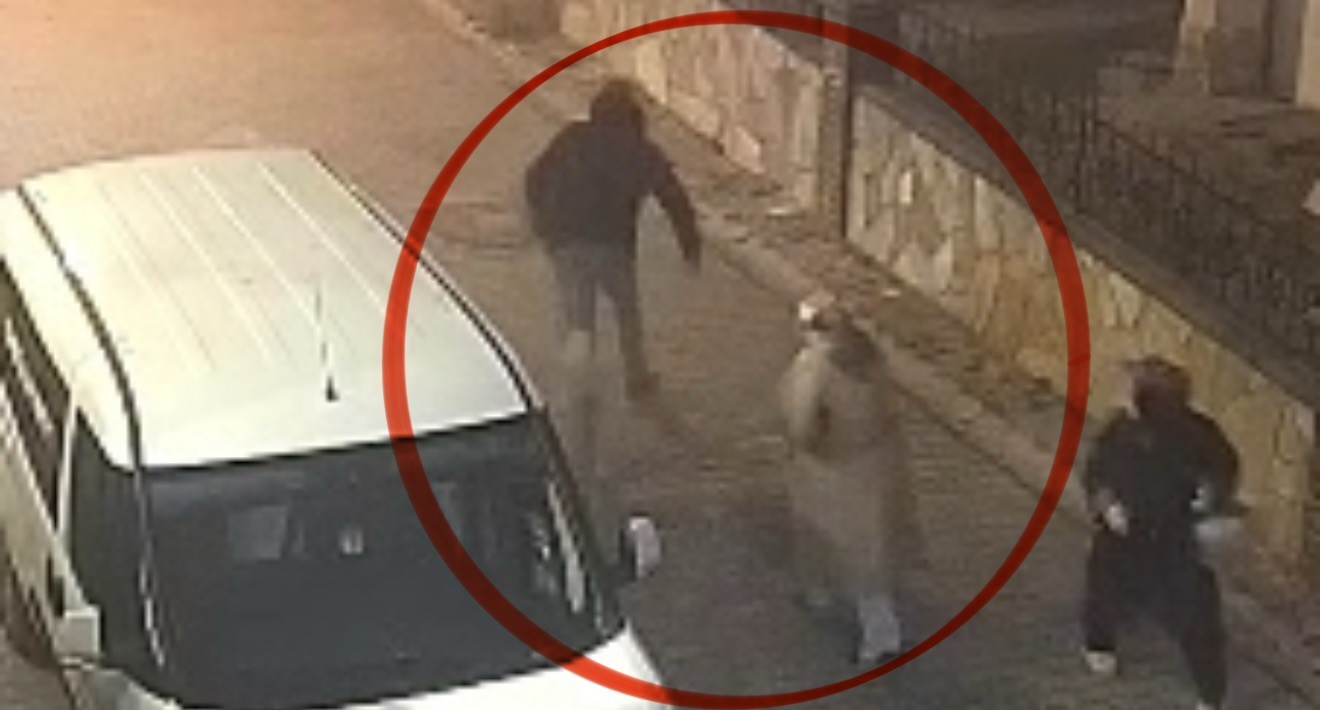 "Bakar mısın" tuzağı: Zinciri kapıp kaçtı, kameraya yakalandı
