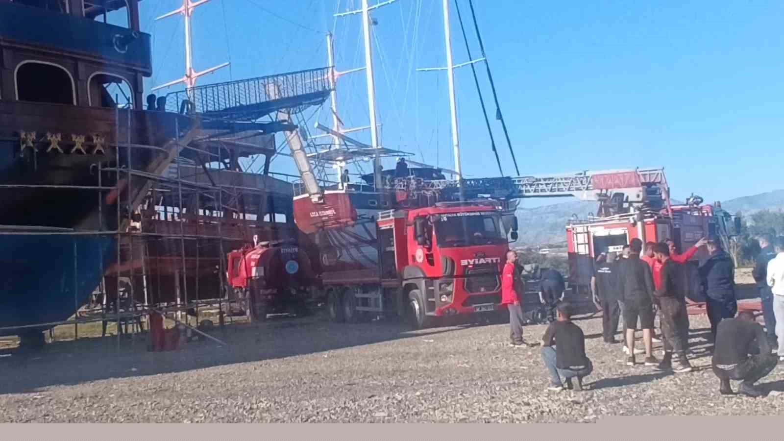 Bakım sırasında tur teknesi alev aldı dumandan etkilenen işçi hastanelik oldu
