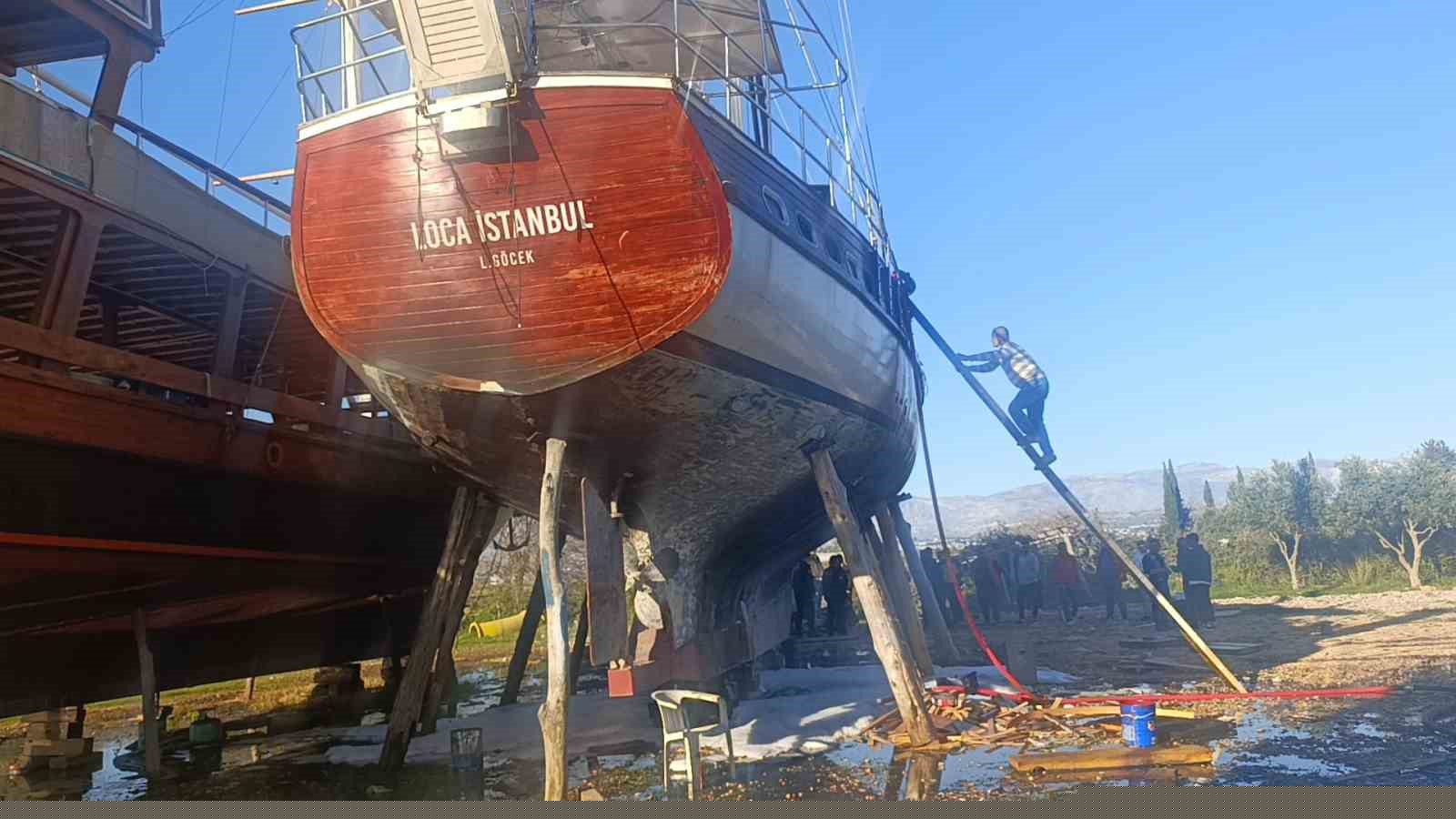 Bakım sırasında tur teknesi alev aldı dumandan etkilenen işçi hastanelik oldu
