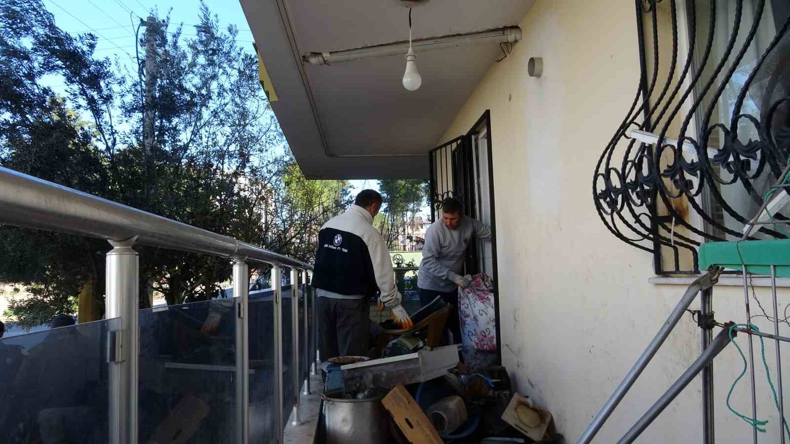 Bakımevine yerleştirilen yaşlı adamın evinden 2 kamyon çöp çıktı
