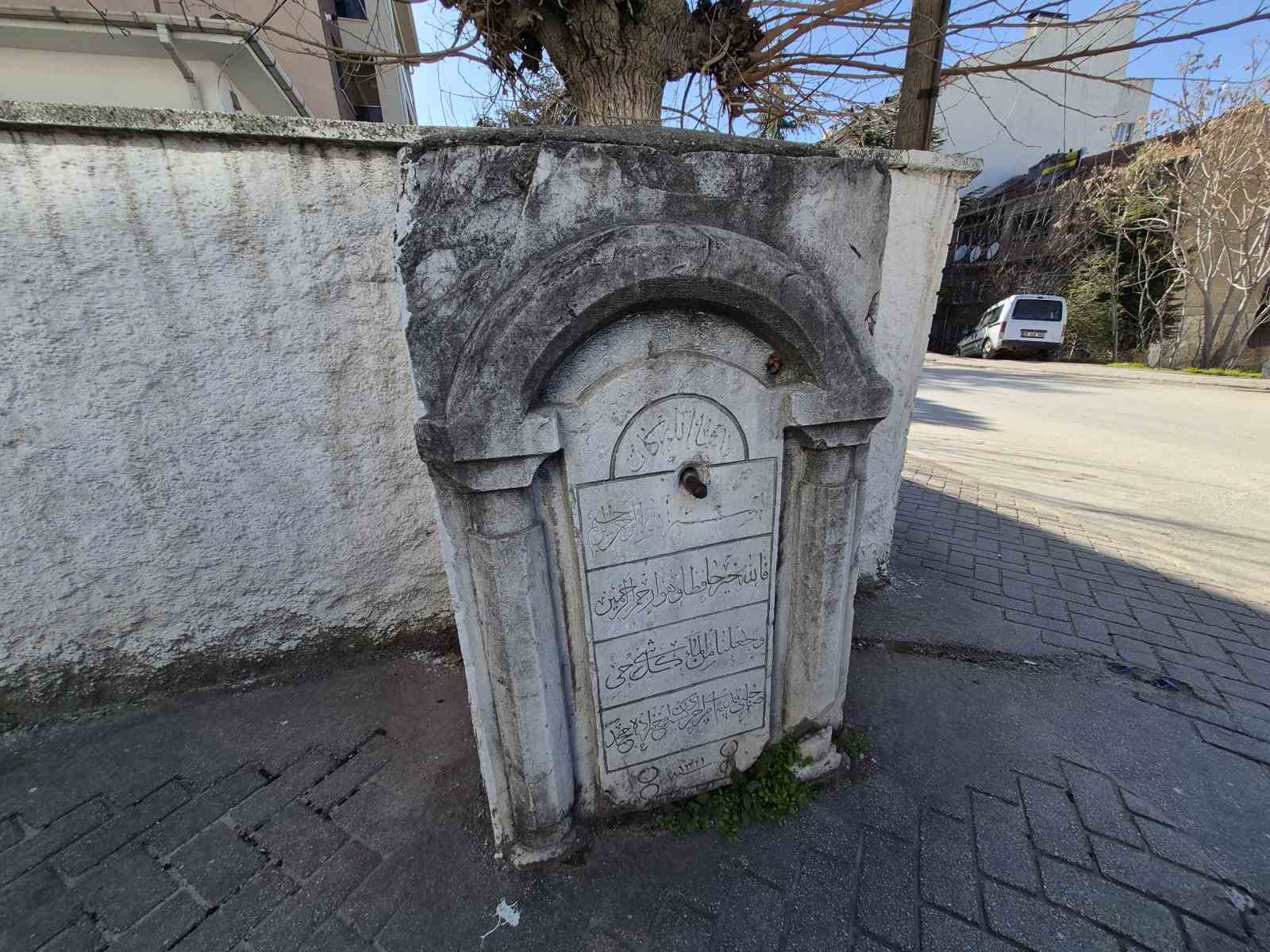 Bakımsız kalan asırlık çeşmenin restore edilmesi isteniyor
