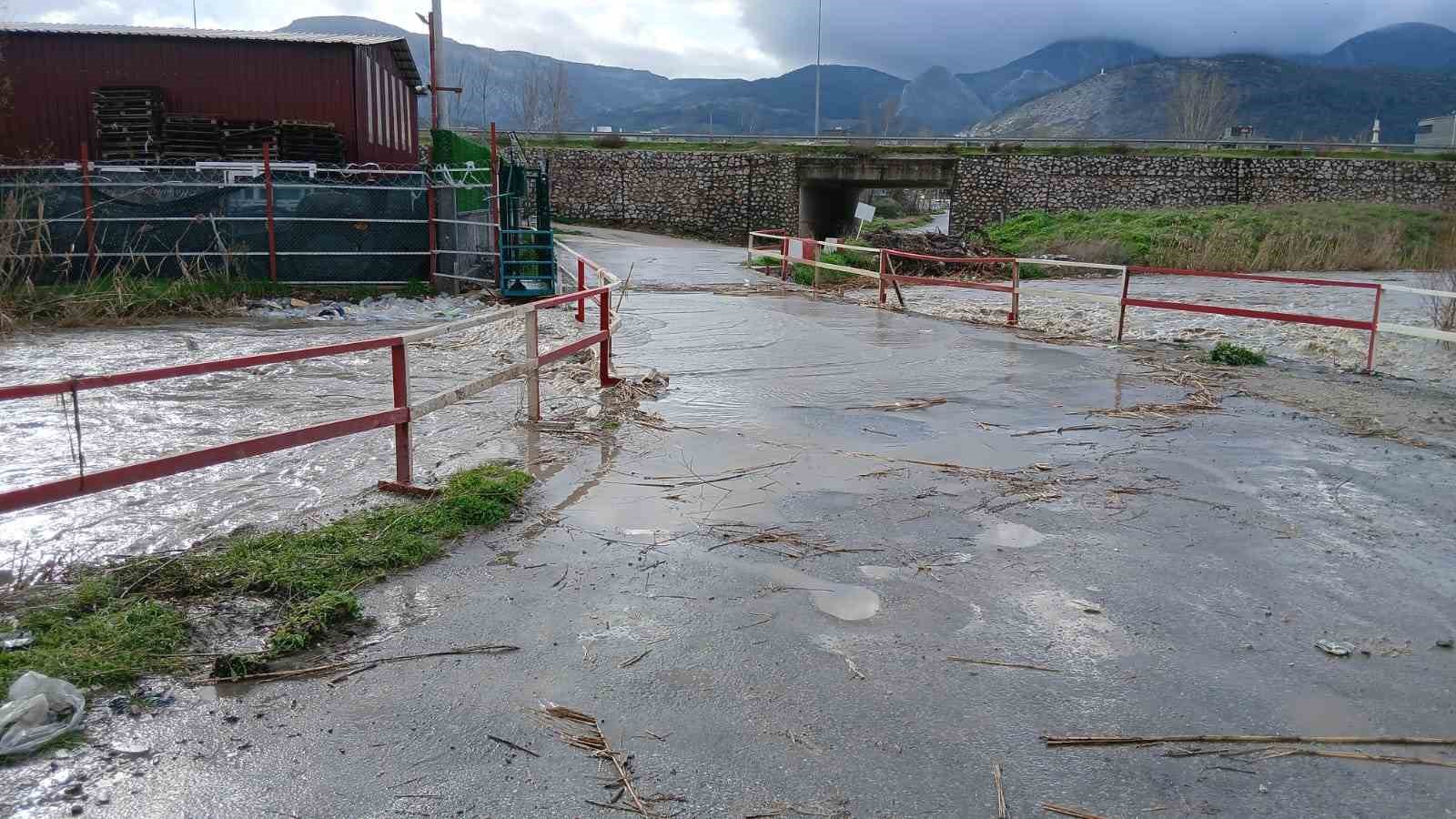 Bakırçay taştı, Soma’da sokaklar sular altında kaldı
