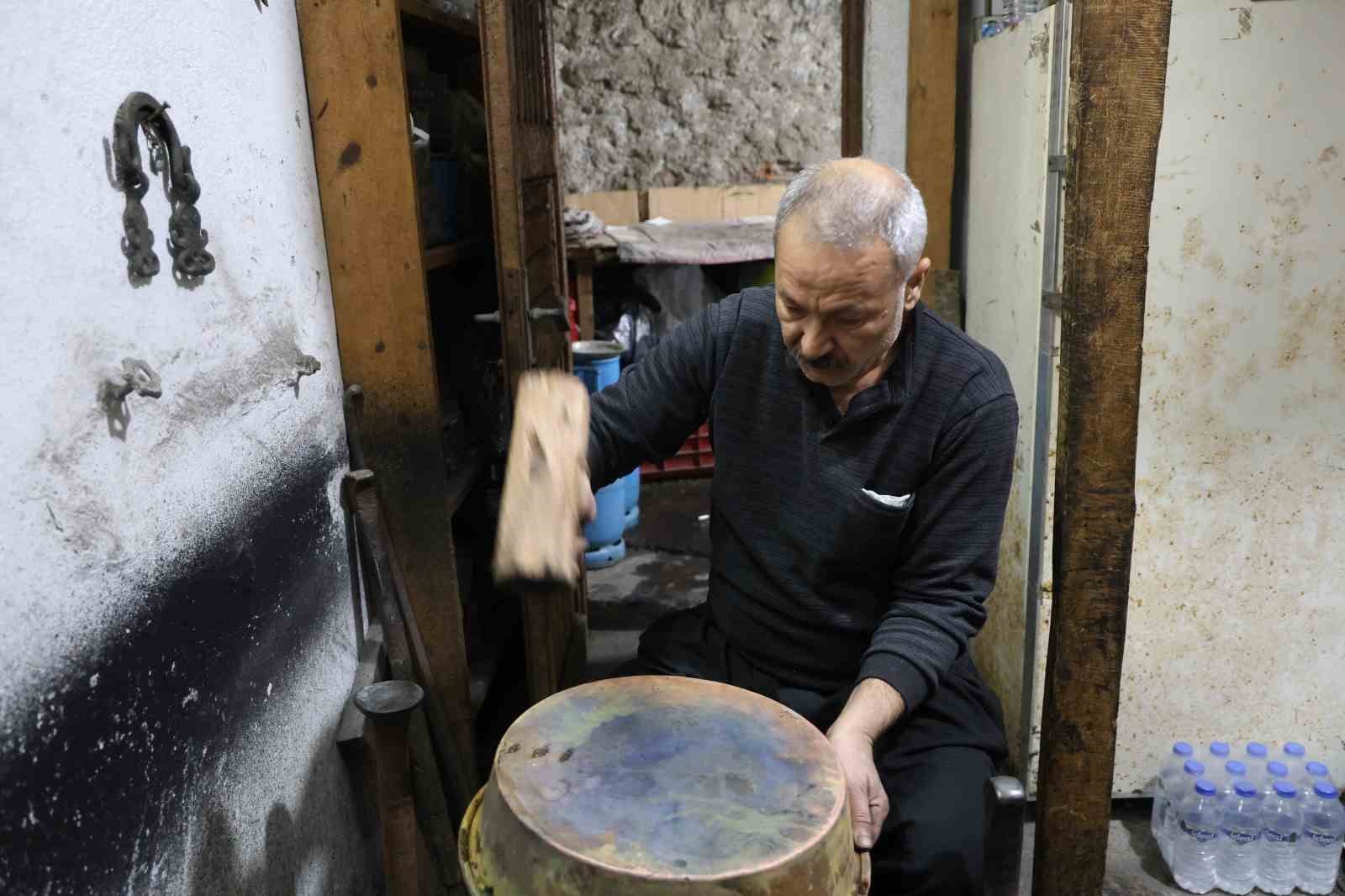 Bakırcılar Çarşısı’nda zamana direnen son ustalar
