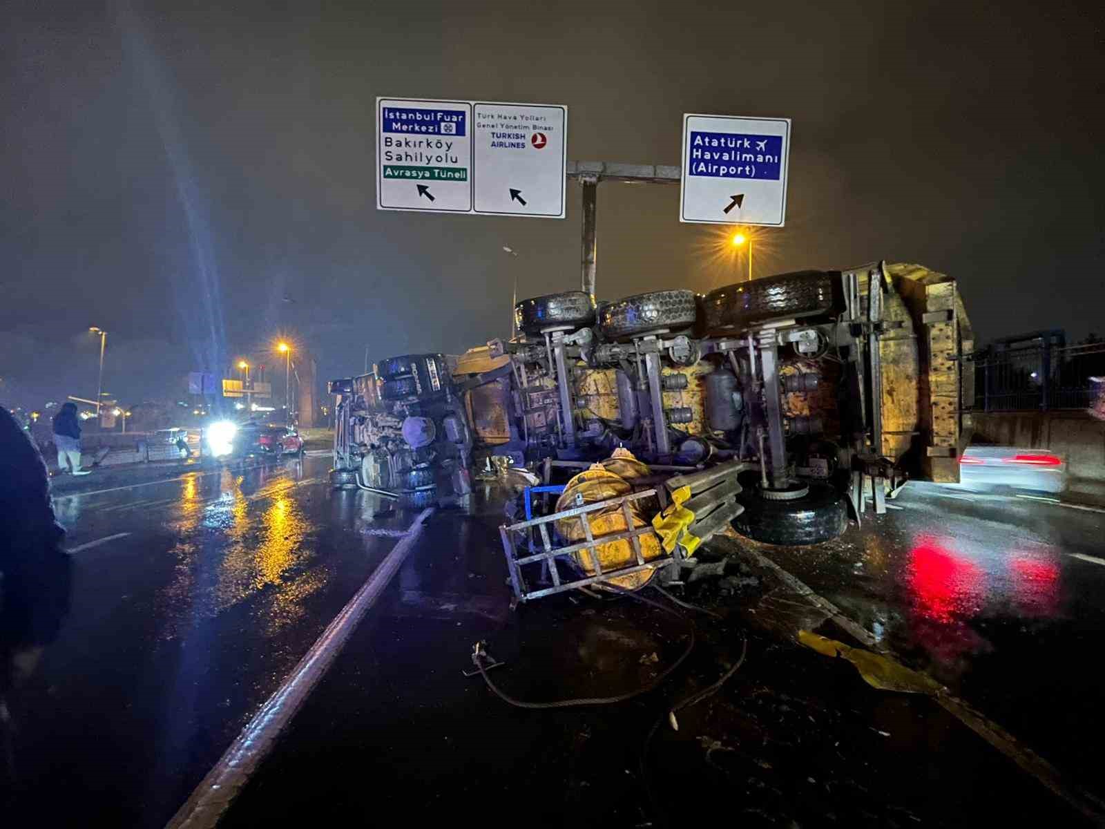 Bakırköy’de hafriyat kamyonu bariyere çarparak devrildi: 2 yaralı
