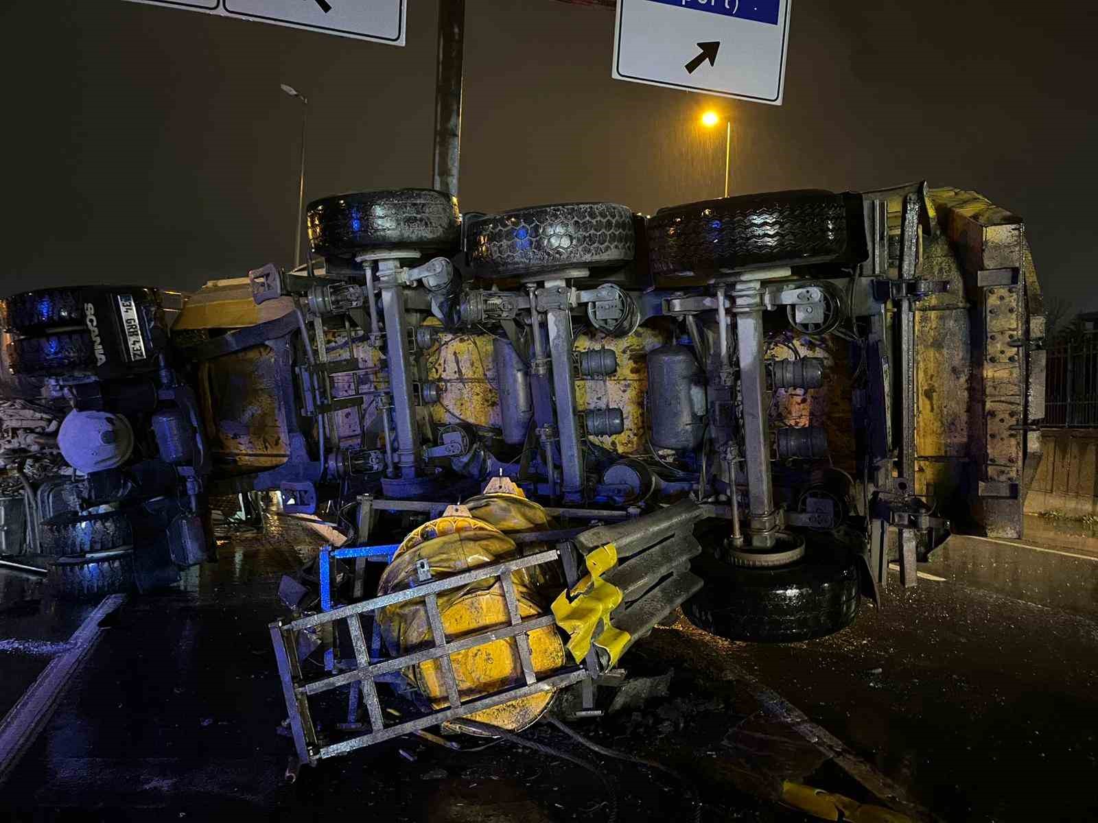 Bakırköy’de hafriyat kamyonu bariyere çarparak devrildi: 2 yaralı
