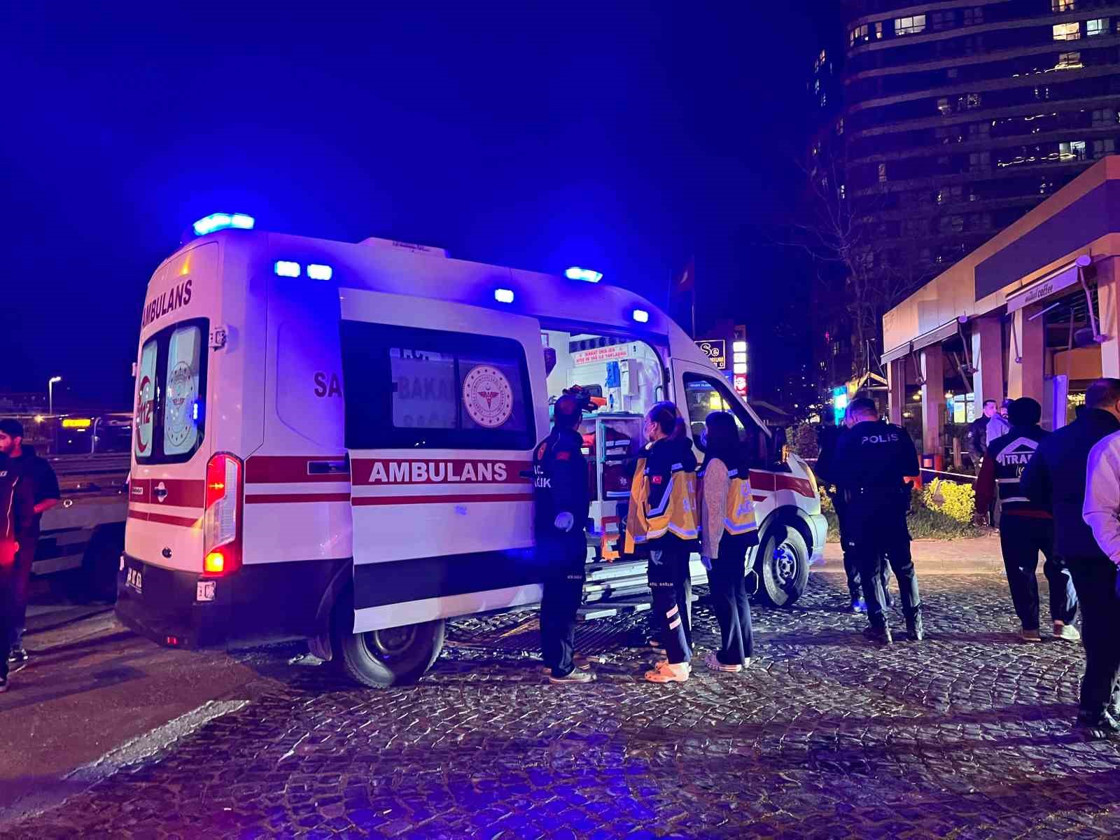 Bakırköy’de kontrolden çıkan araç kafeye daldı: 6 yaralı
