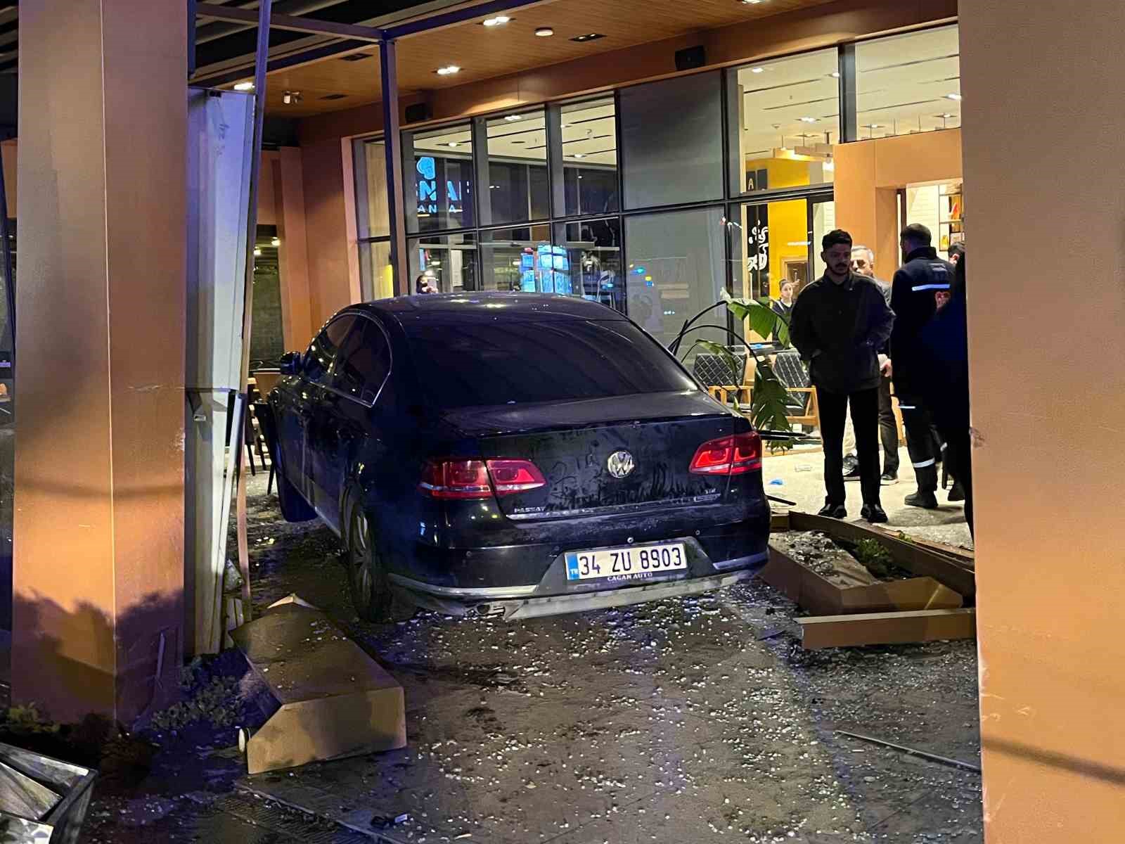 Bakırköy’de kontrolden çıkan araç kafeye daldı: 6 yaralı
