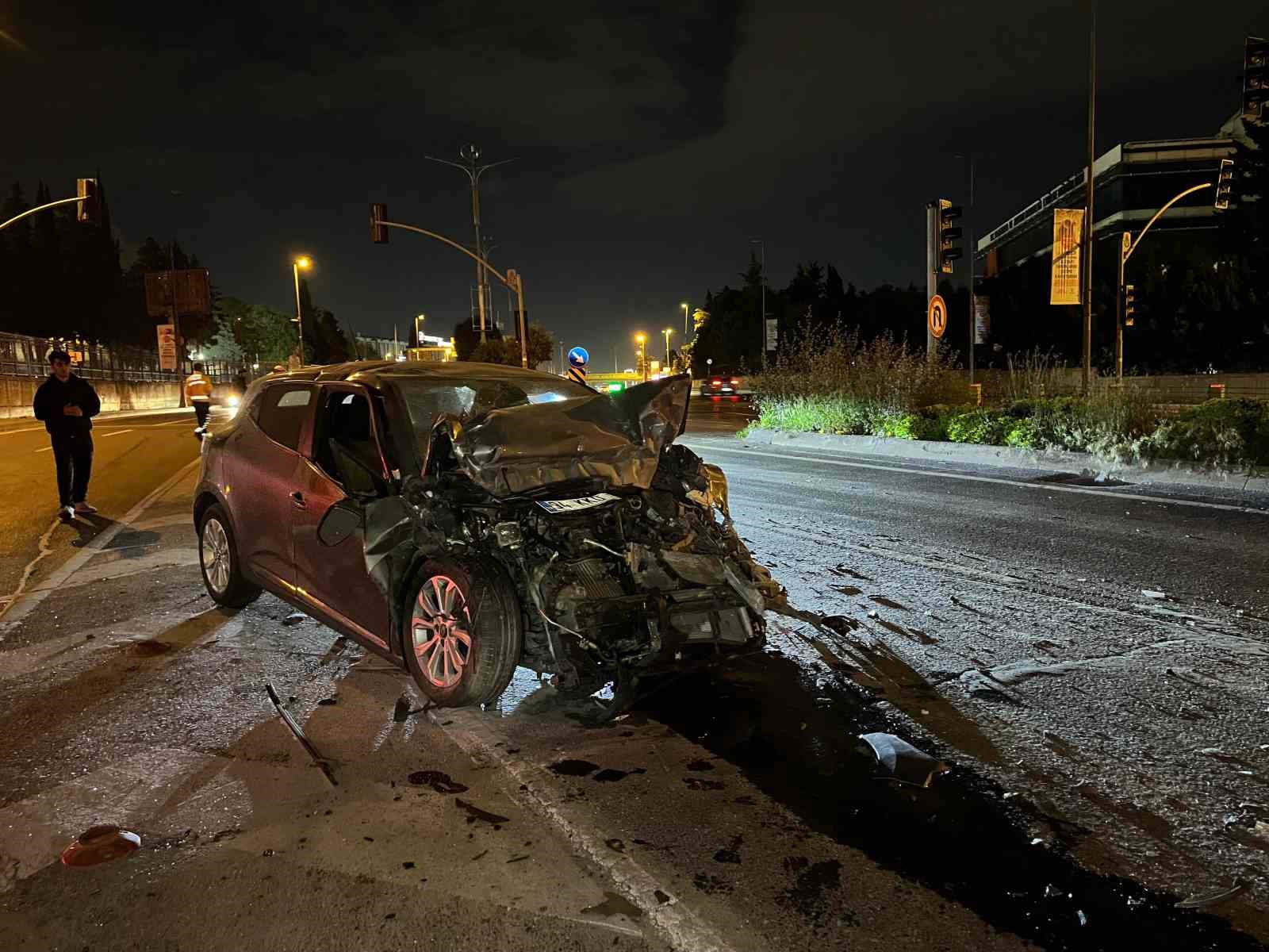 Bakırköy’de seyir halindeki otomobil, tıra arkadan çarptı: 1 yaralı

