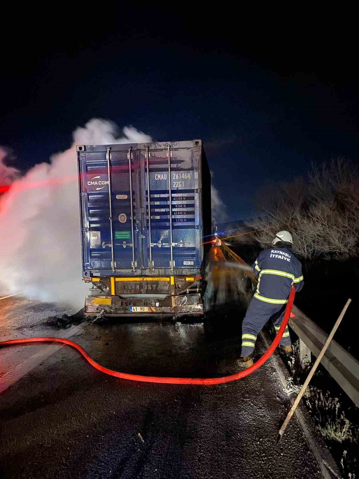 Balatalarından tutuşan tırdaki yangın kısa sürede söndürüldü
