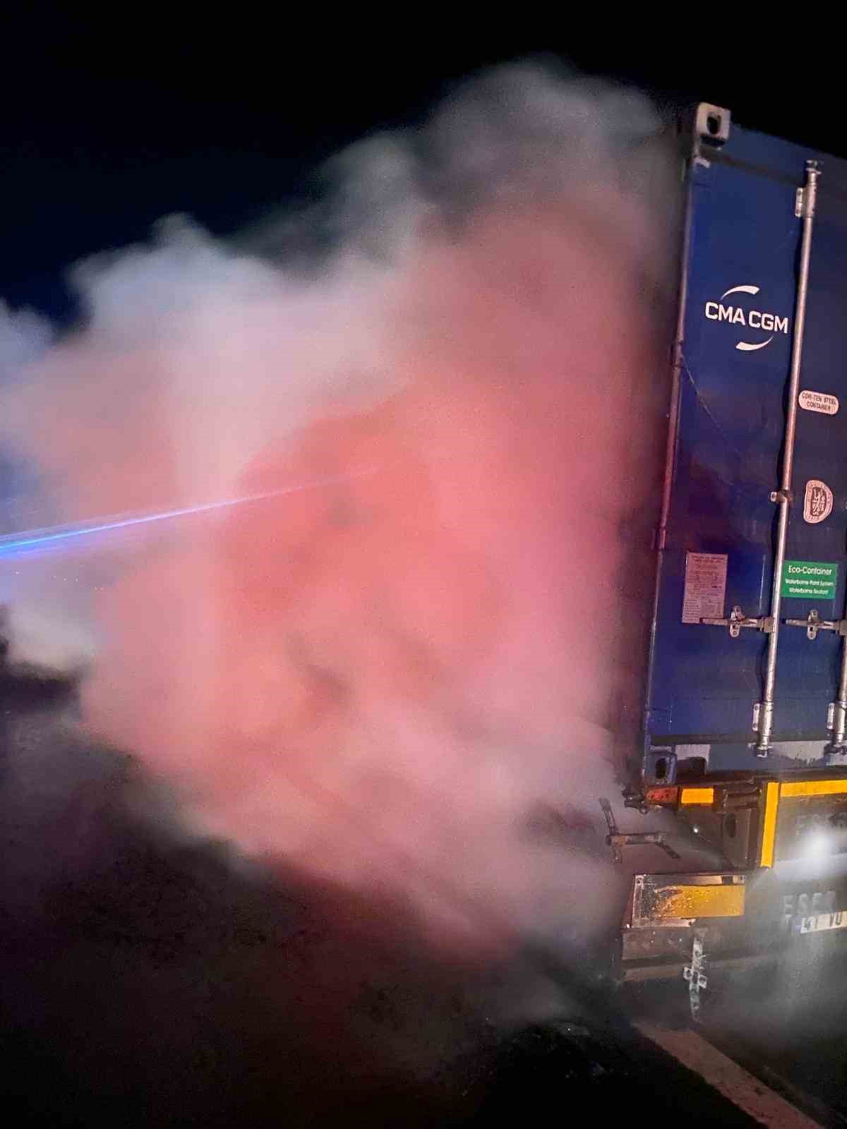 Balatalarından tutuşan tırdaki yangın kısa sürede söndürüldü
